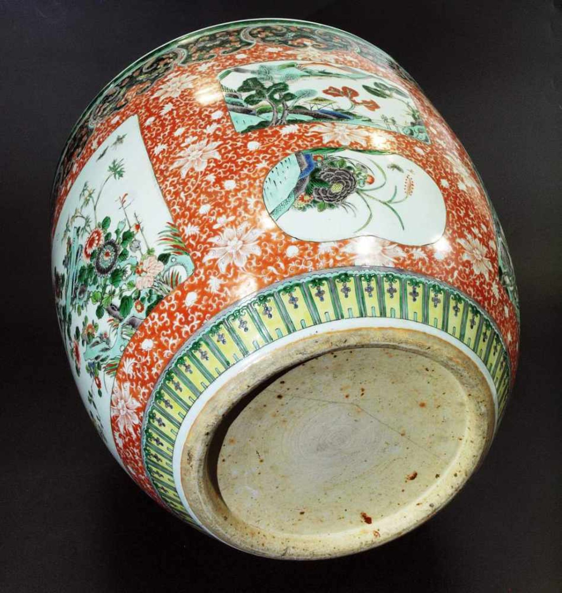 Fischbowl . Fischbowl. Asien 20. Jahrhundert. Porzellantopf, runder Stand, bauchige Form, polychrome - Image 5 of 5
