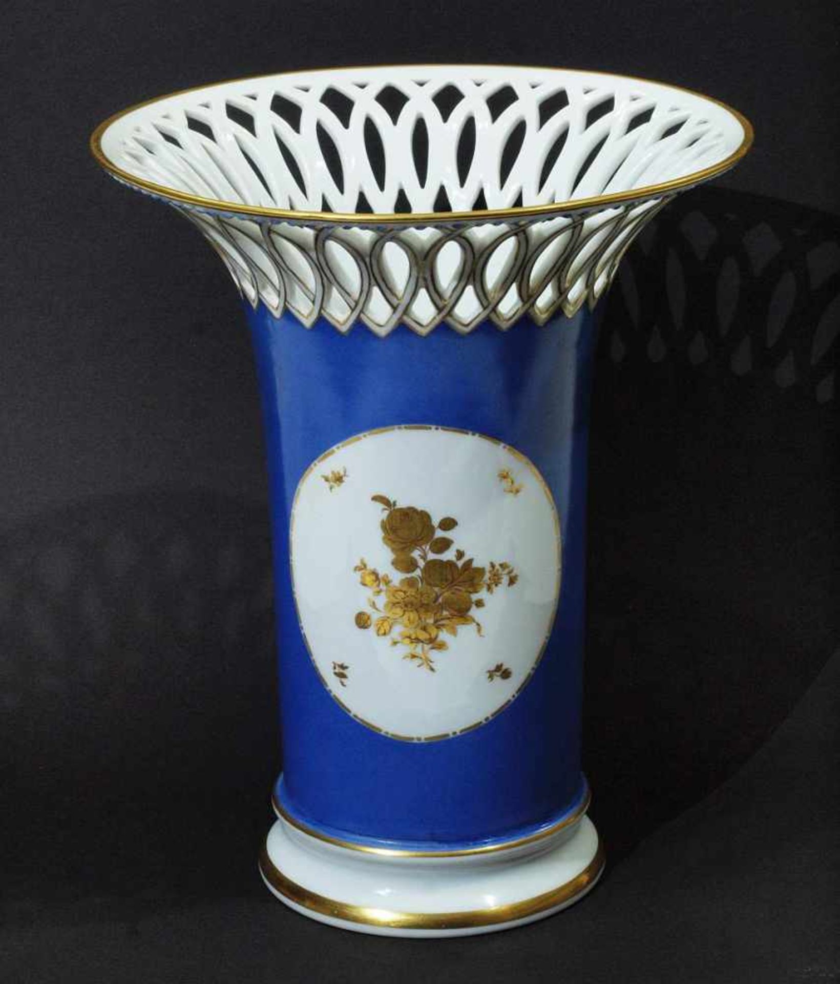Große Vase mit Durchbruchrand Große Vase mit Durchbruchrand. NYMPHENBURG 20. Jahrhundert. Hohe - Image 2 of 4