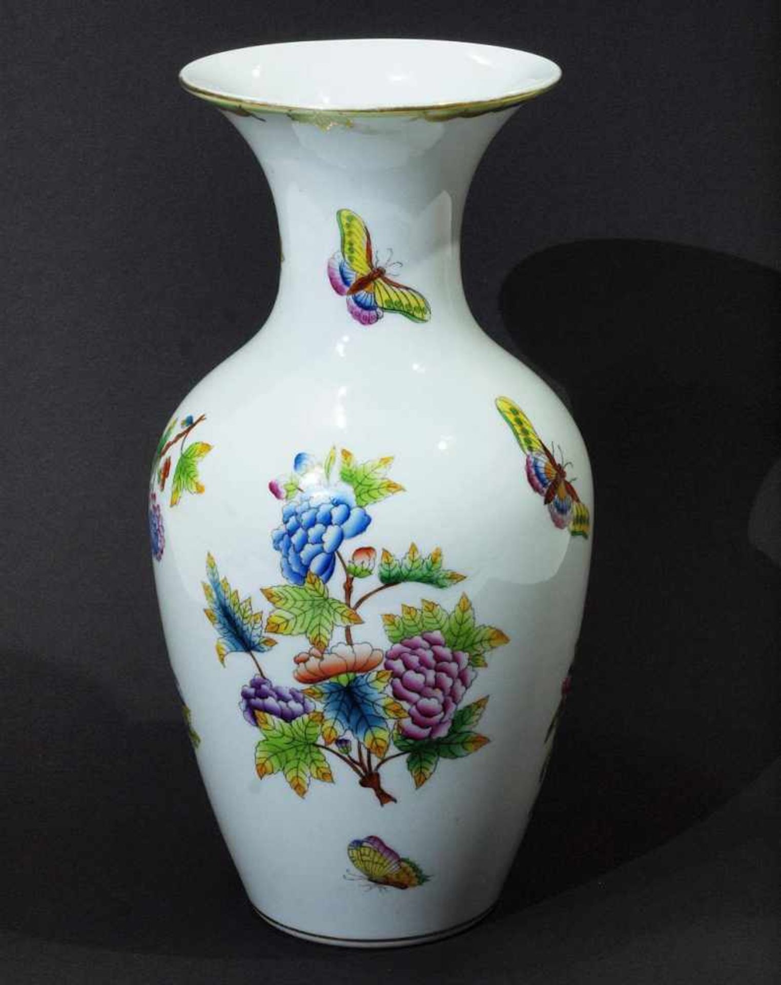 Vase. HEREND. Vase. HEREND, 20. Jahrhundert. Umlaufend farbige Bemalung Blumen- und - Image 2 of 4