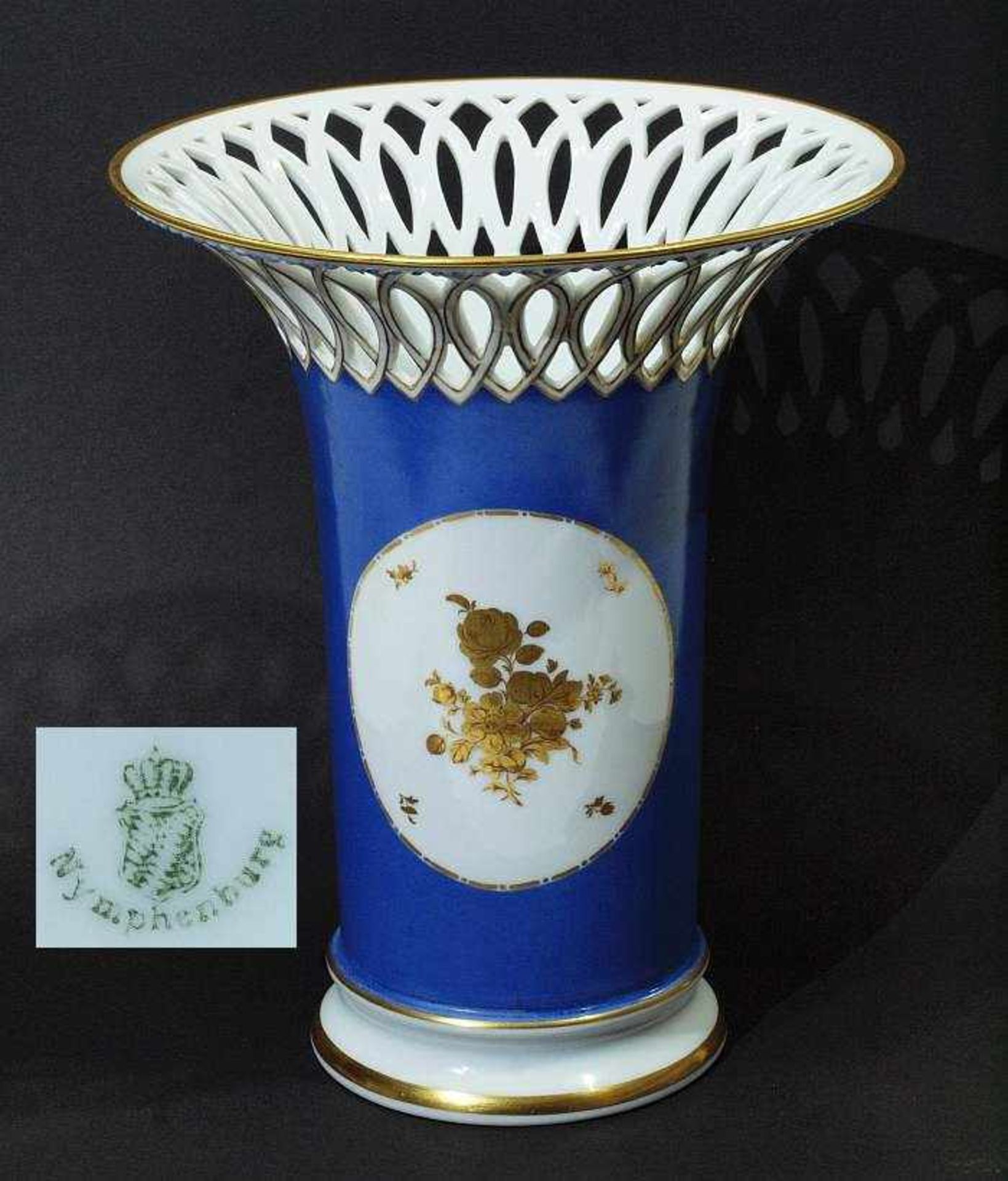 Große Vase mit Durchbruchrand Große Vase mit Durchbruchrand. NYMPHENBURG 20. Jahrhundert. Hohe