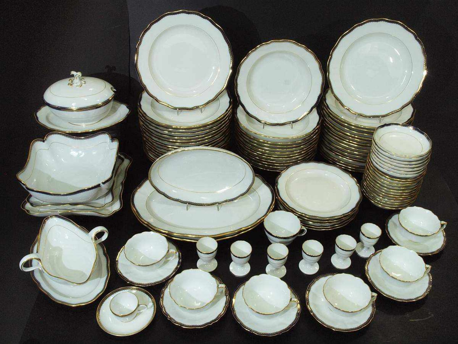 Speiseservice MEISSEN mit 97 Teilen. Speiseservice MEISSEN mit 97 Teilen. MEISSEN um 1860. 1. - Bild 2 aus 10