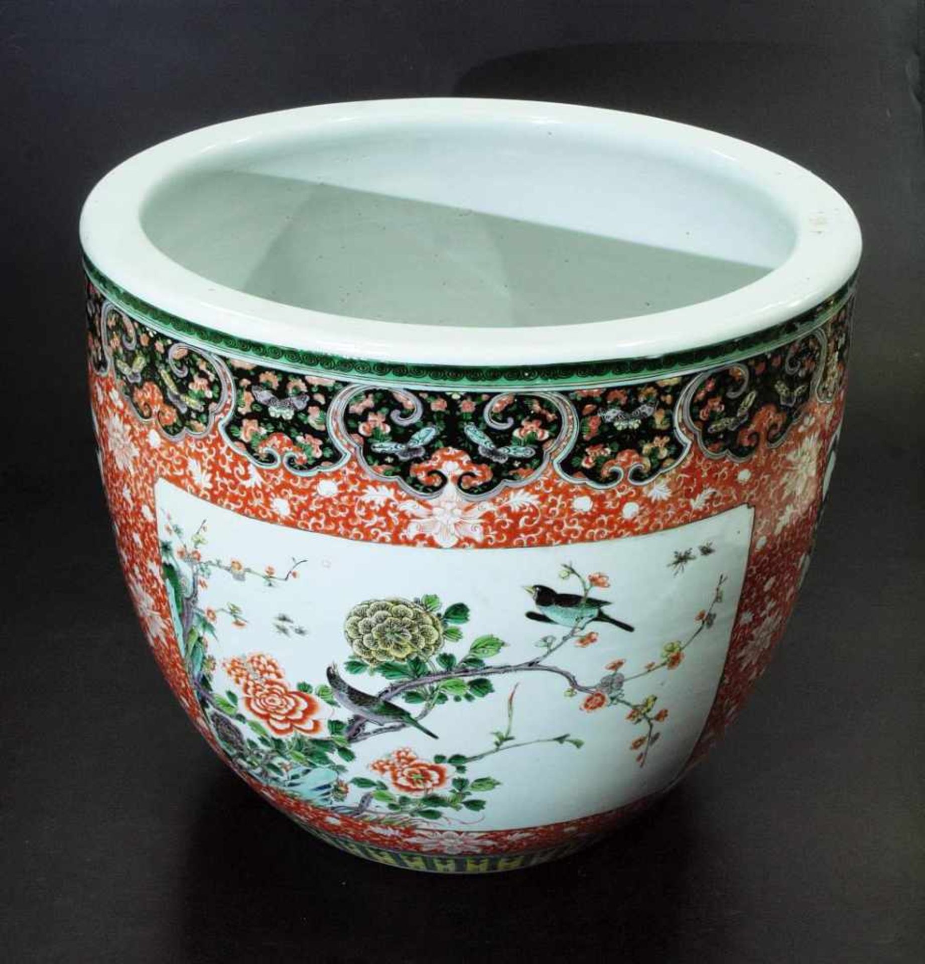 Fischbowl . Fischbowl. Asien 20. Jahrhundert. Porzellantopf, runder Stand, bauchige Form, polychrome - Image 2 of 5