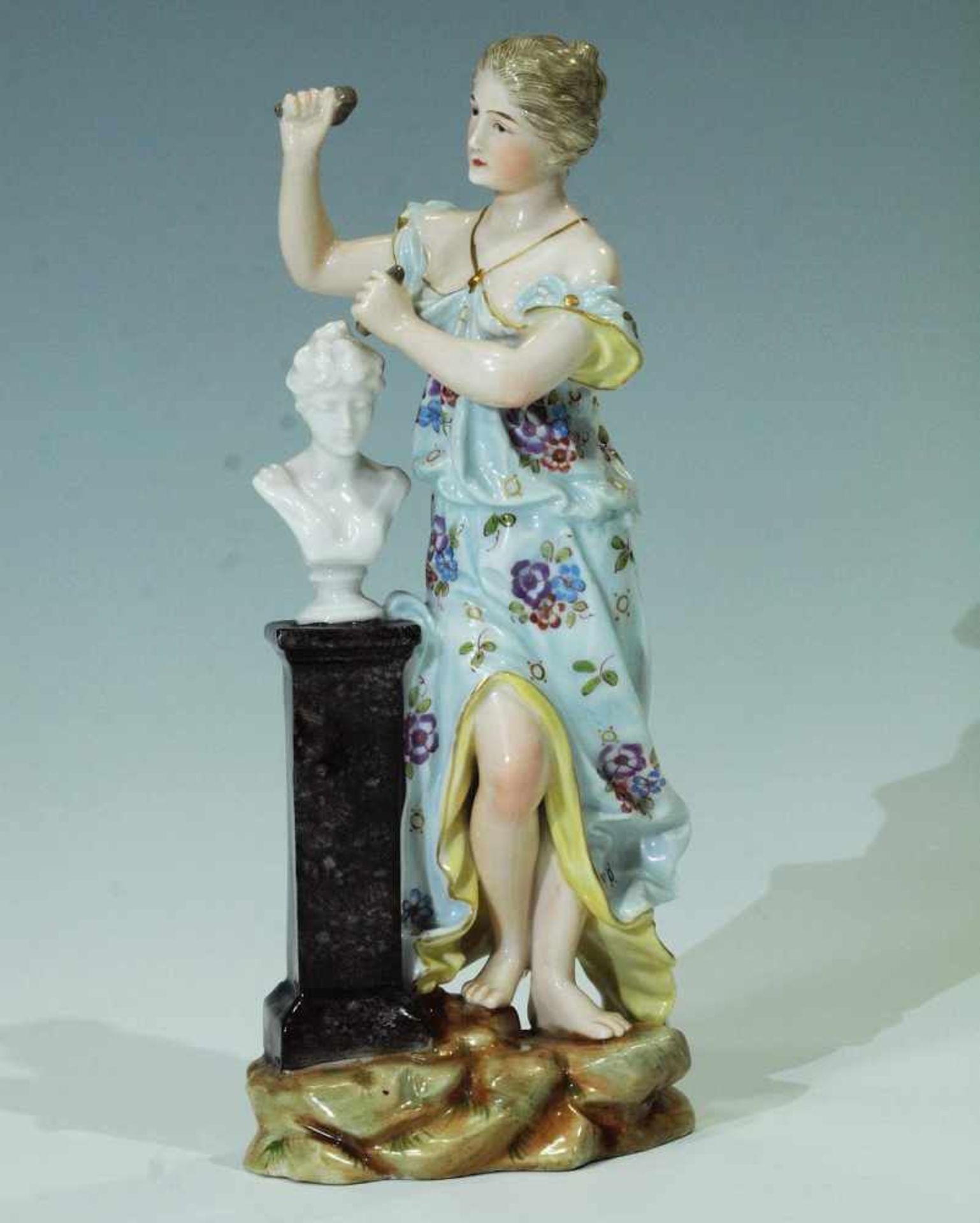 Porzellanfigur "Allegorie der schönen Künste". Porzellanfigur "Allegorie der schönen Künste". - Bild 2 aus 5