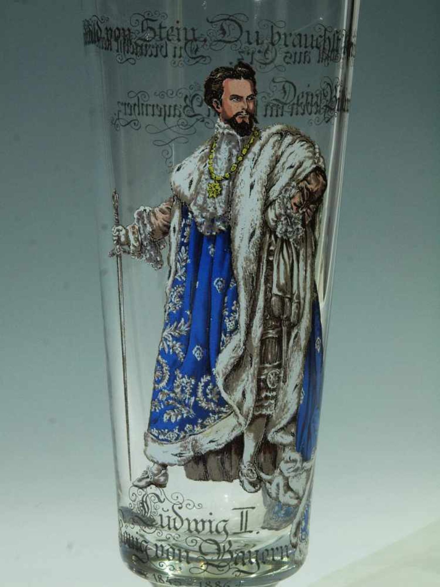 Pokalglas. Deckelkrug. Pokalglas, farbloses dickwandiges Glas mit farbigem Standbildnis Ludwig II. - Image 6 of 6