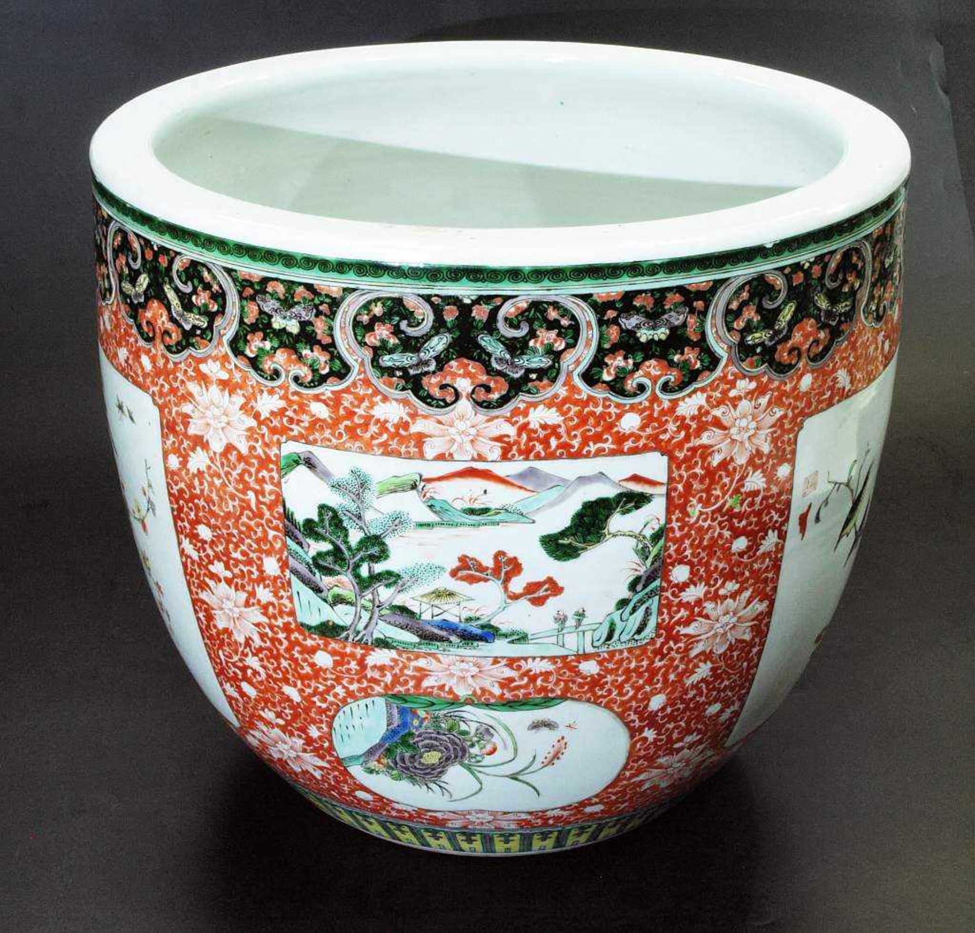 Fischbowl . Fischbowl. Asien 20. Jahrhundert. Porzellantopf, runder Stand, bauchige Form, polychrome - Image 3 of 5