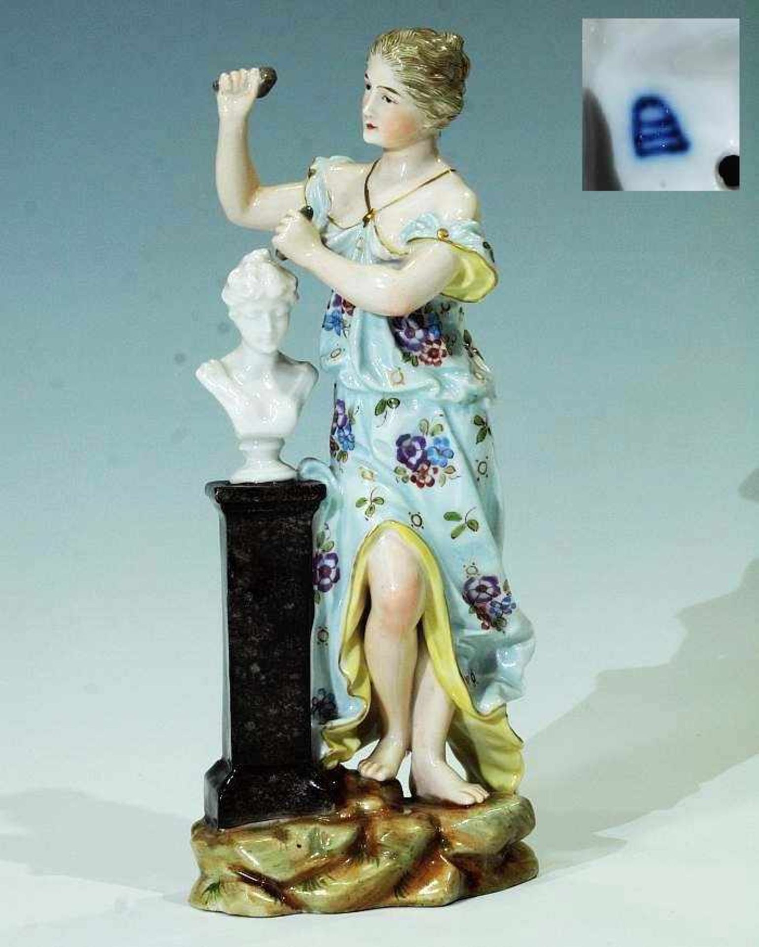 Porzellanfigur "Allegorie der schönen Künste". Porzellanfigur "Allegorie der schönen Künste".