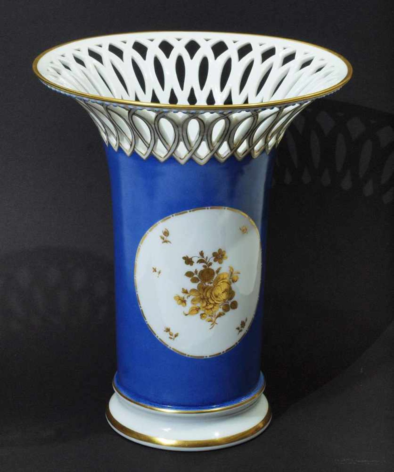 Große Vase mit Durchbruchrand Große Vase mit Durchbruchrand. NYMPHENBURG 20. Jahrhundert. Hohe - Image 3 of 4