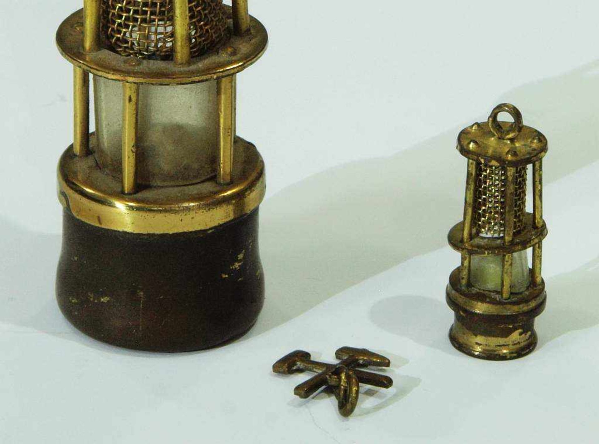 Zwei Miniatur-Grubenlampen. Zwei Miniatur-Grubenlampen. Messing und Glas, jeweils mit Tragehaken - Bild 3 aus 3
