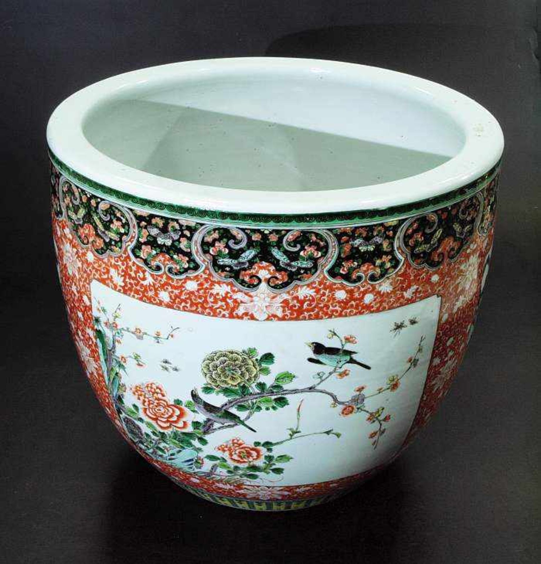 Fischbowl . Fischbowl. Asien 20. Jahrhundert. Porzellantopf, runder Stand, bauchige Form, polychrome