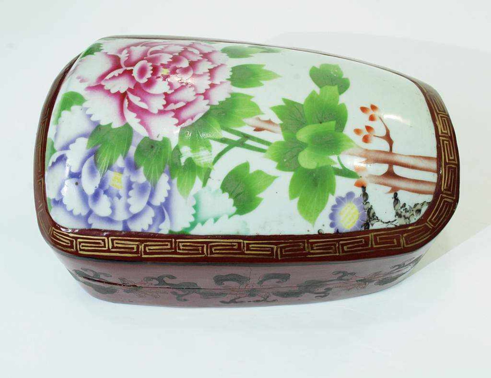 Lackdose mit Porzellandeckel. Lackdose mit Porzellandeckel. China, 20. Jahrhundert. Gewölbter - Bild 2 aus 5