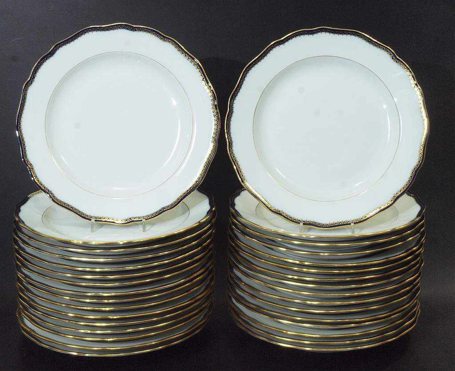 Speiseservice MEISSEN mit 97 Teilen. Speiseservice MEISSEN mit 97 Teilen. MEISSEN um 1860. 1. - Bild 3 aus 10