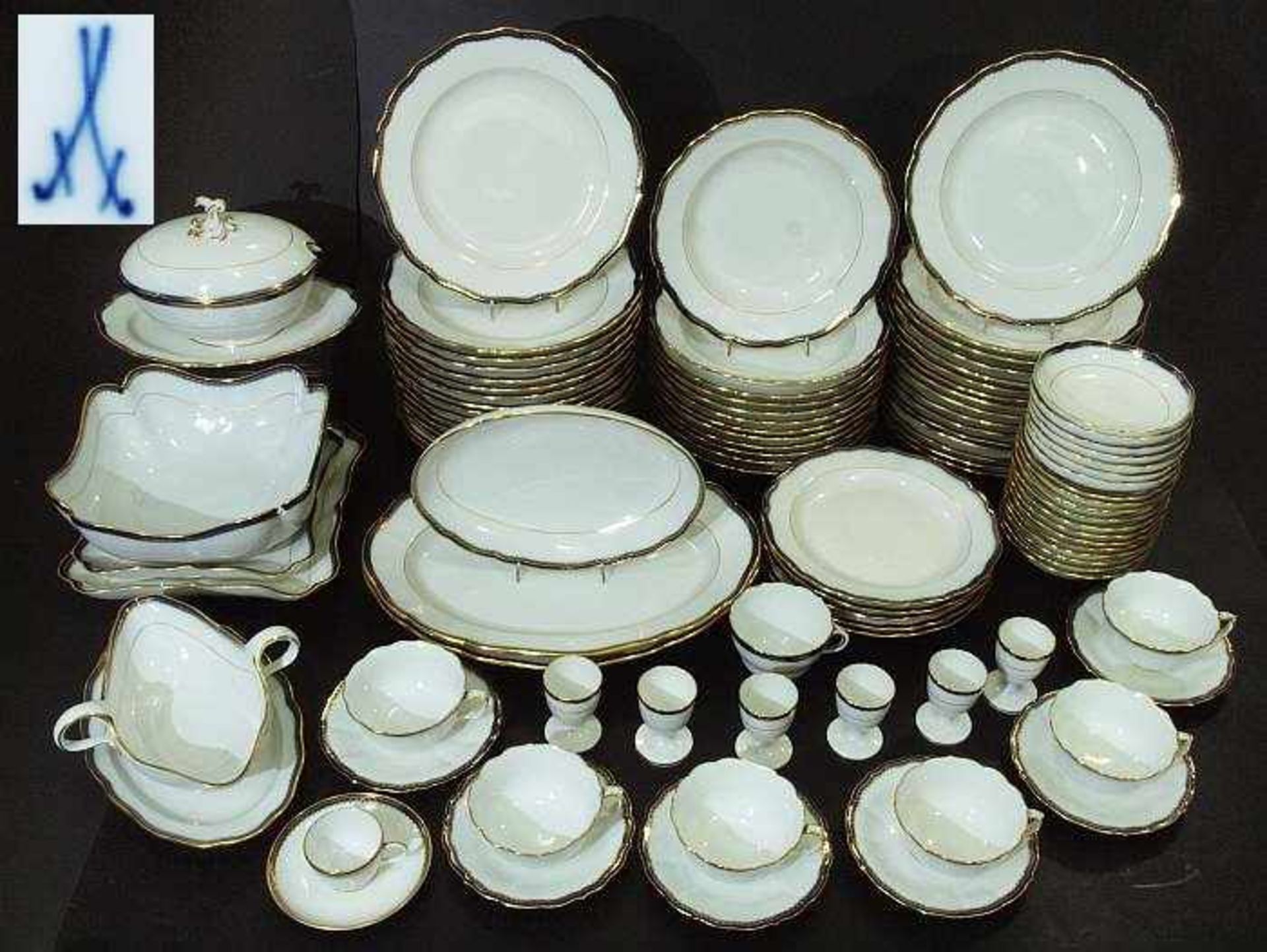 Speiseservice MEISSEN mit 97 Teilen. Speiseservice MEISSEN mit 97 Teilen. MEISSEN um 1860. 1.