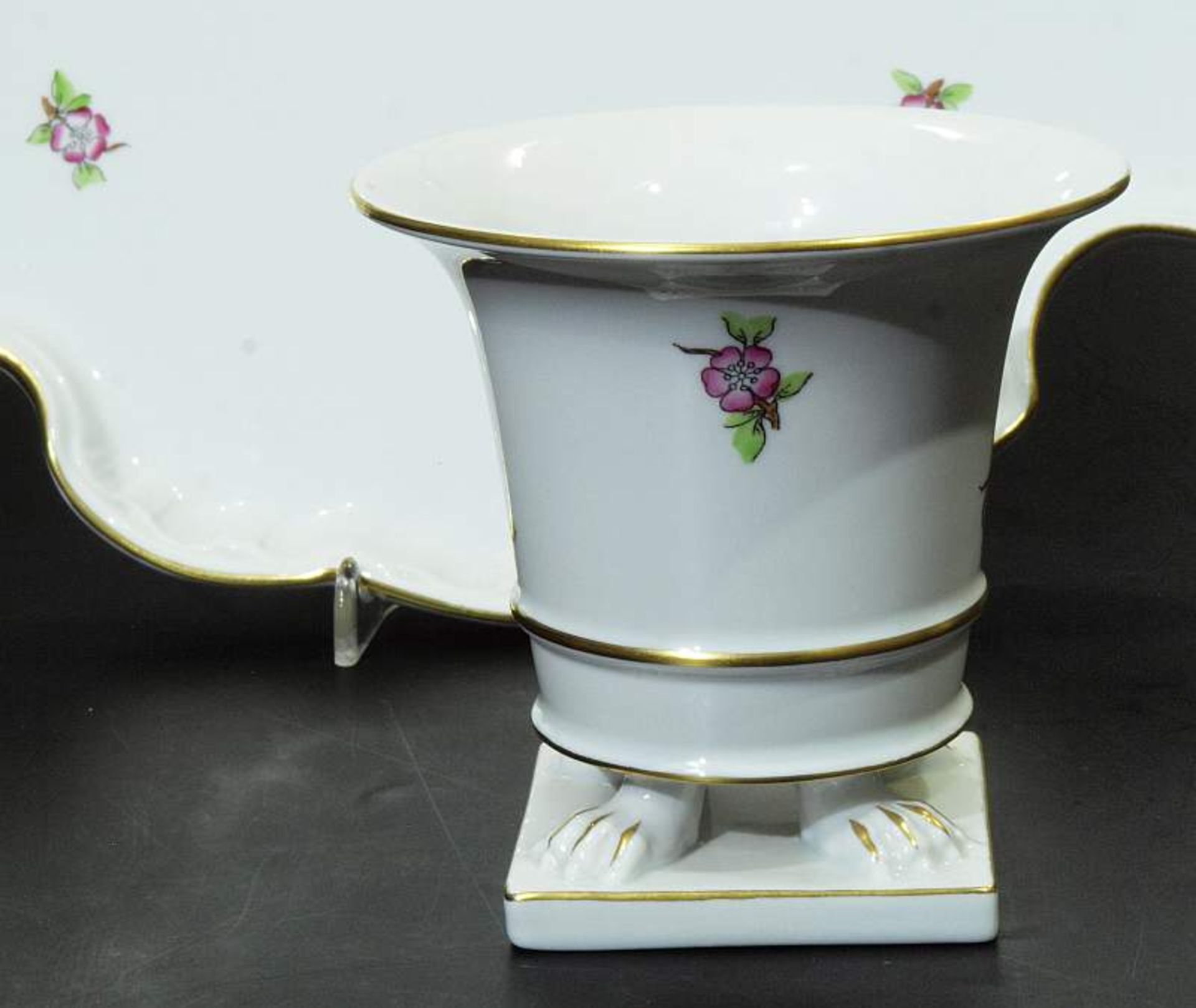 Tablett. Vase im Biedermeierstil. Tablett. Vase im Biedermeierstil. HEREND, 20. Jahrhundert. Farbige - Image 3 of 4