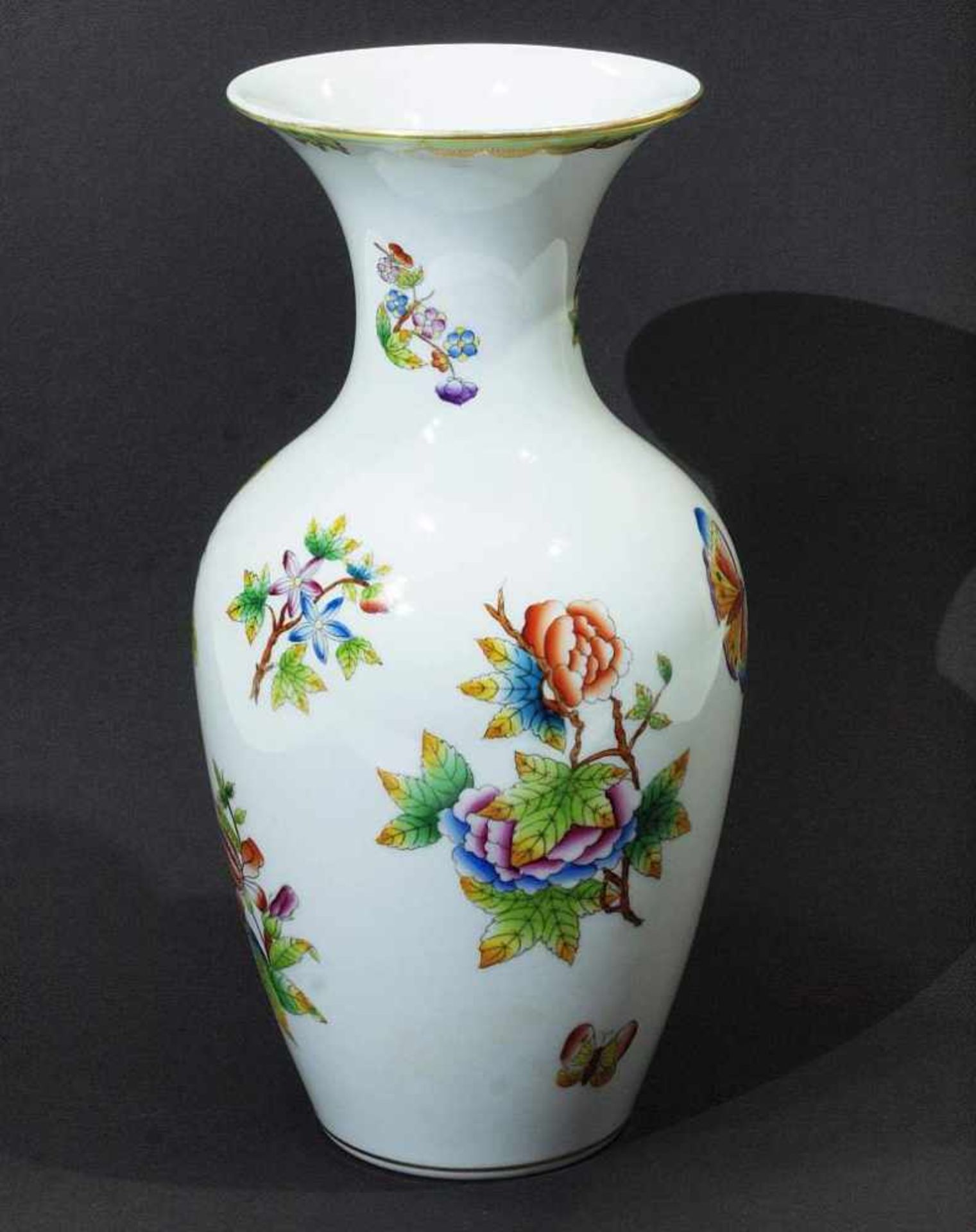 Vase. HEREND. Vase. HEREND, 20. Jahrhundert. Umlaufend farbige Bemalung Blumen- und - Image 3 of 4