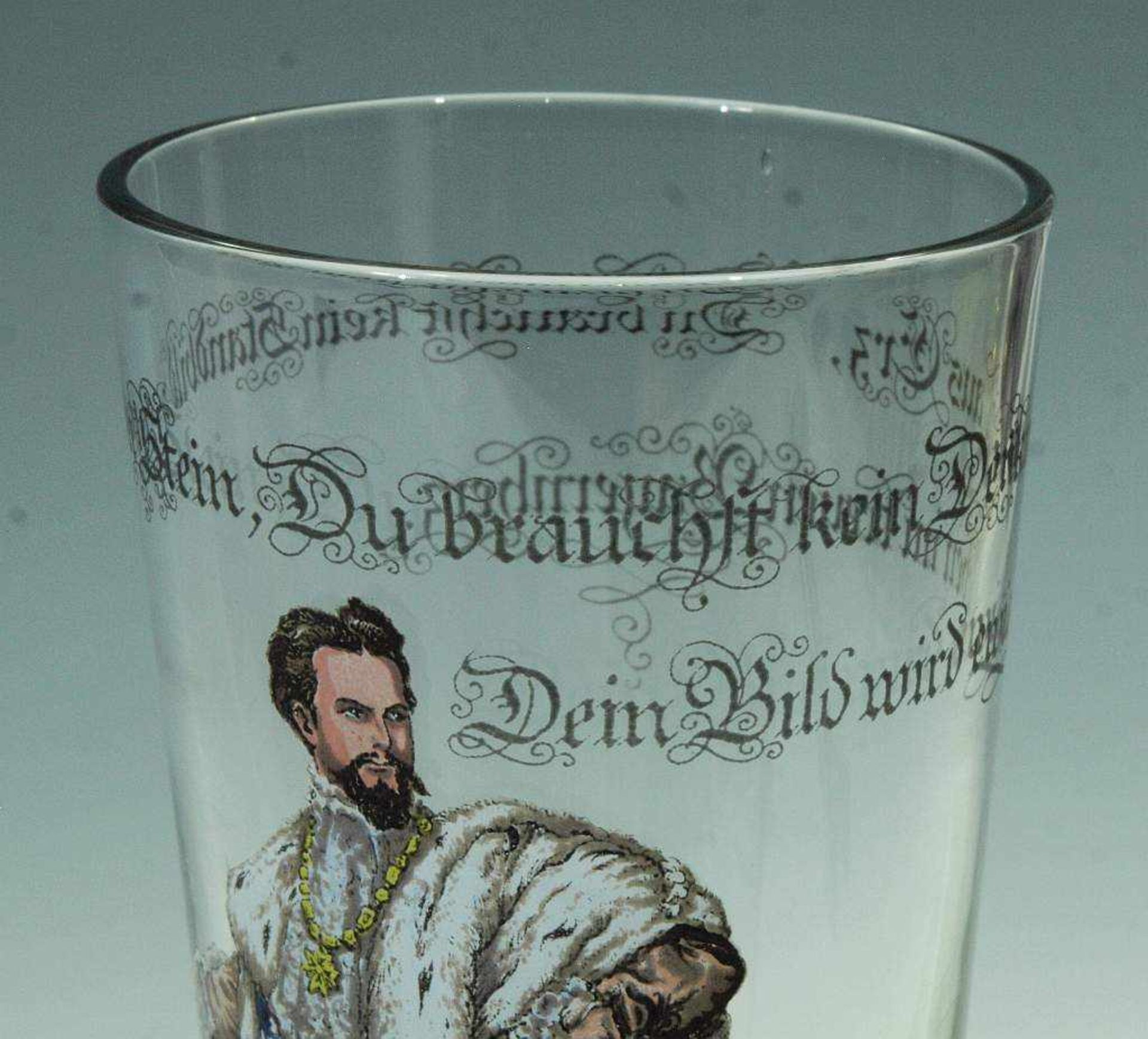 Pokalglas. Deckelkrug. Pokalglas, farbloses dickwandiges Glas mit farbigem Standbildnis Ludwig II. - Image 5 of 6