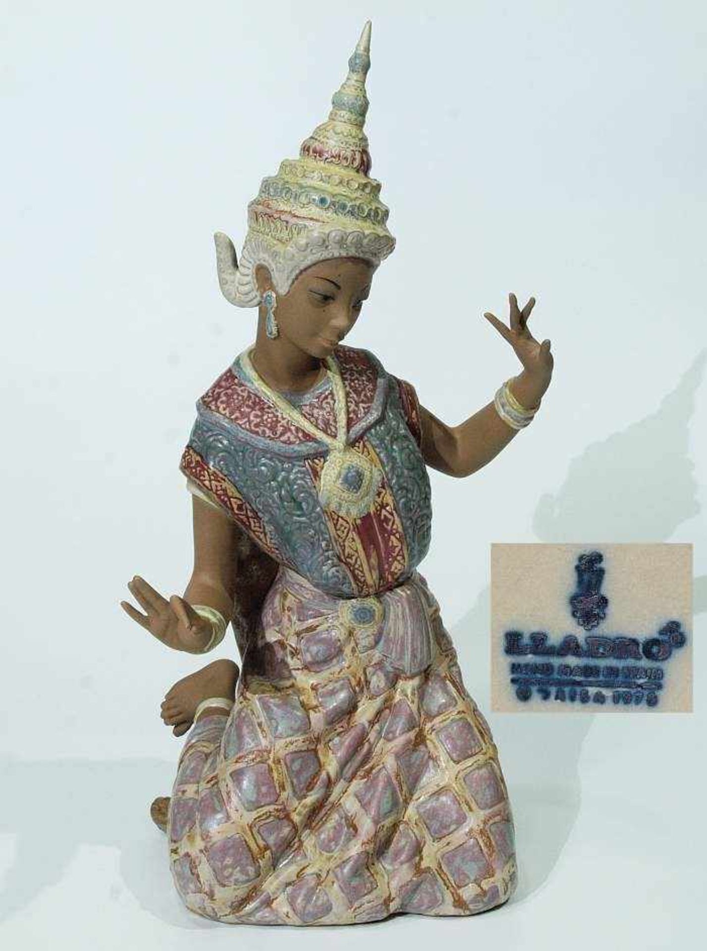 Thailändische Tempeltänzerin. Thailändische Tempeltänzerin. LLADRÓ, Spanien. 2. Hl. 20. Jahrhundert.