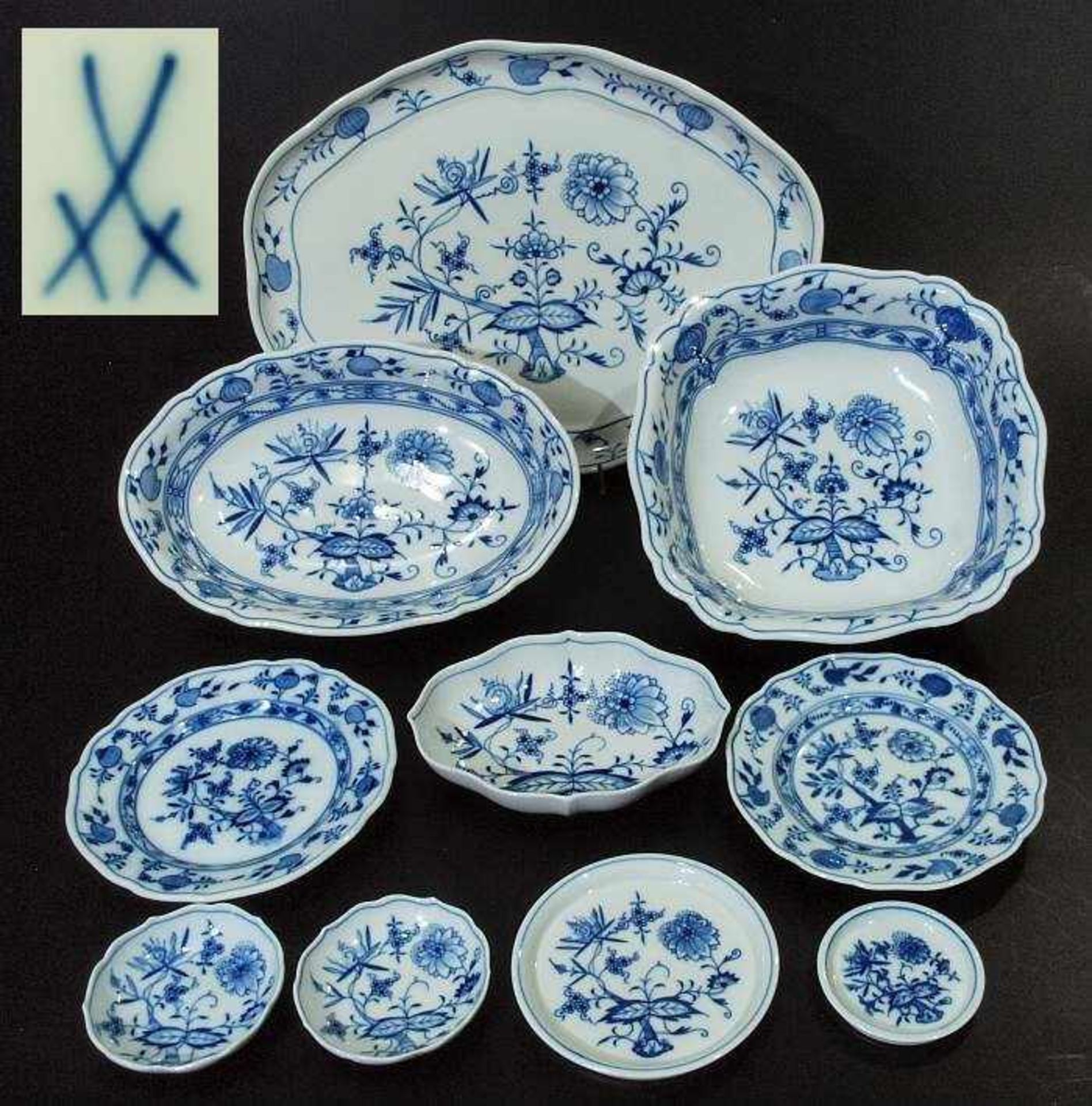 Konvolut MEISSEN "Zwiebelmuster-Dekor". Konvolut MEISSEN "Zwiebelmuster-Dekor", nach 1954. 9 Teile