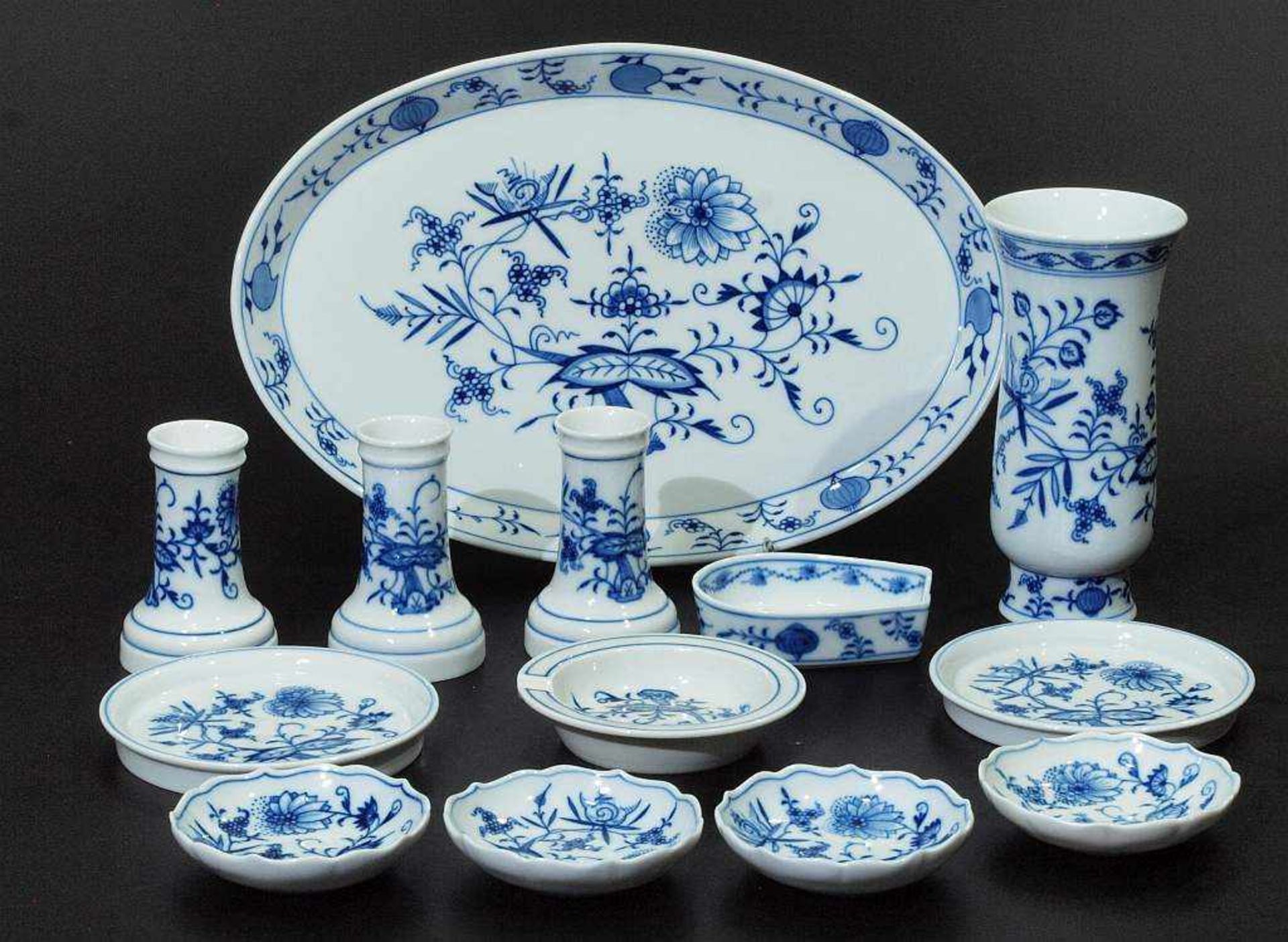 Konvolut MEISSEN "Zwiebelmuster-Dekor". Konvolut MEISSEN "Zwiebelmuster-Dekor", nach 1954. 1. - Bild 2 aus 4