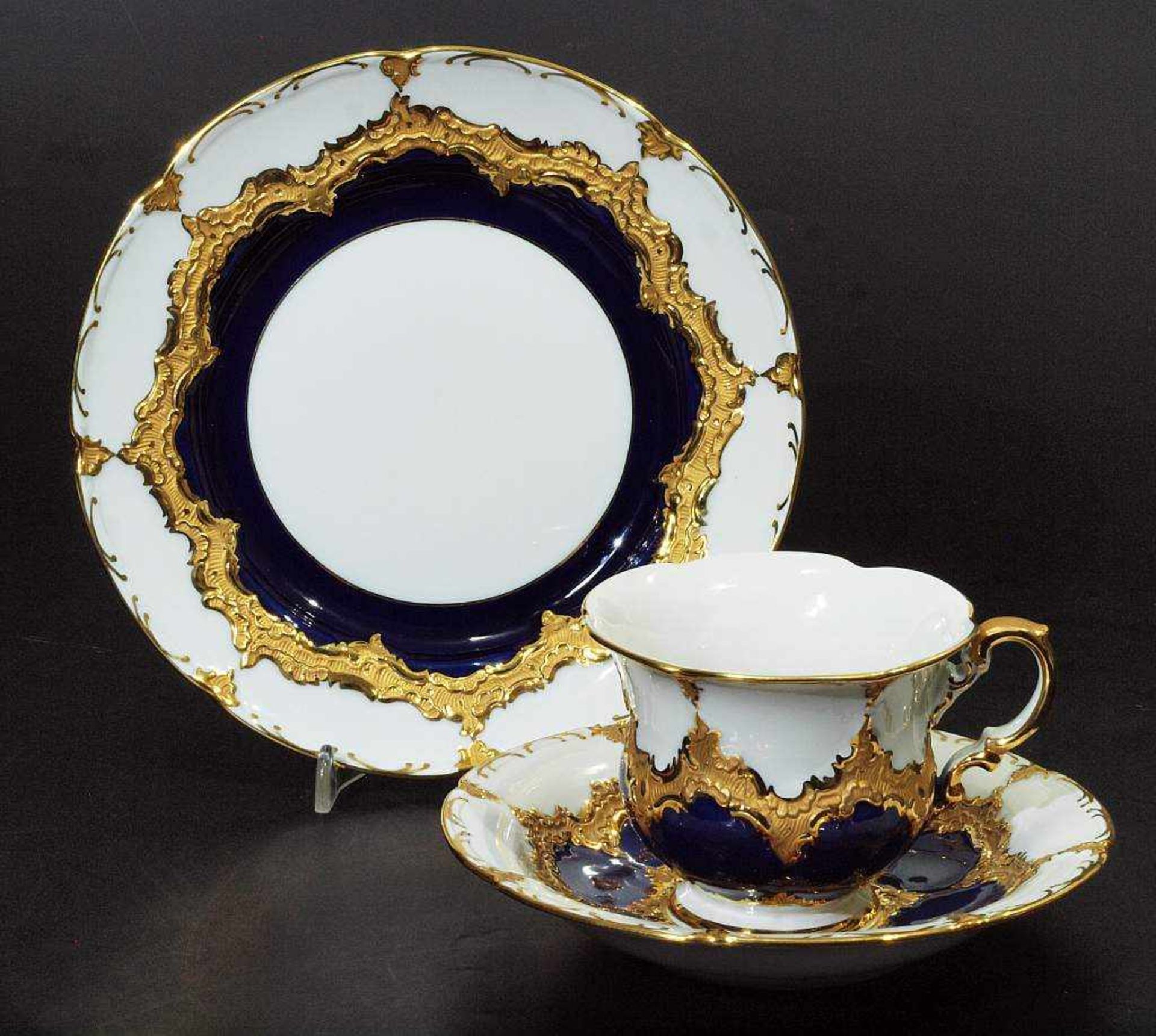 Prunkgedeck, MEISSEN. Prunkgedeck, 3-teilig. MEISSEN. Gefußte große Tasse und Untertasse nach - Bild 2 aus 5