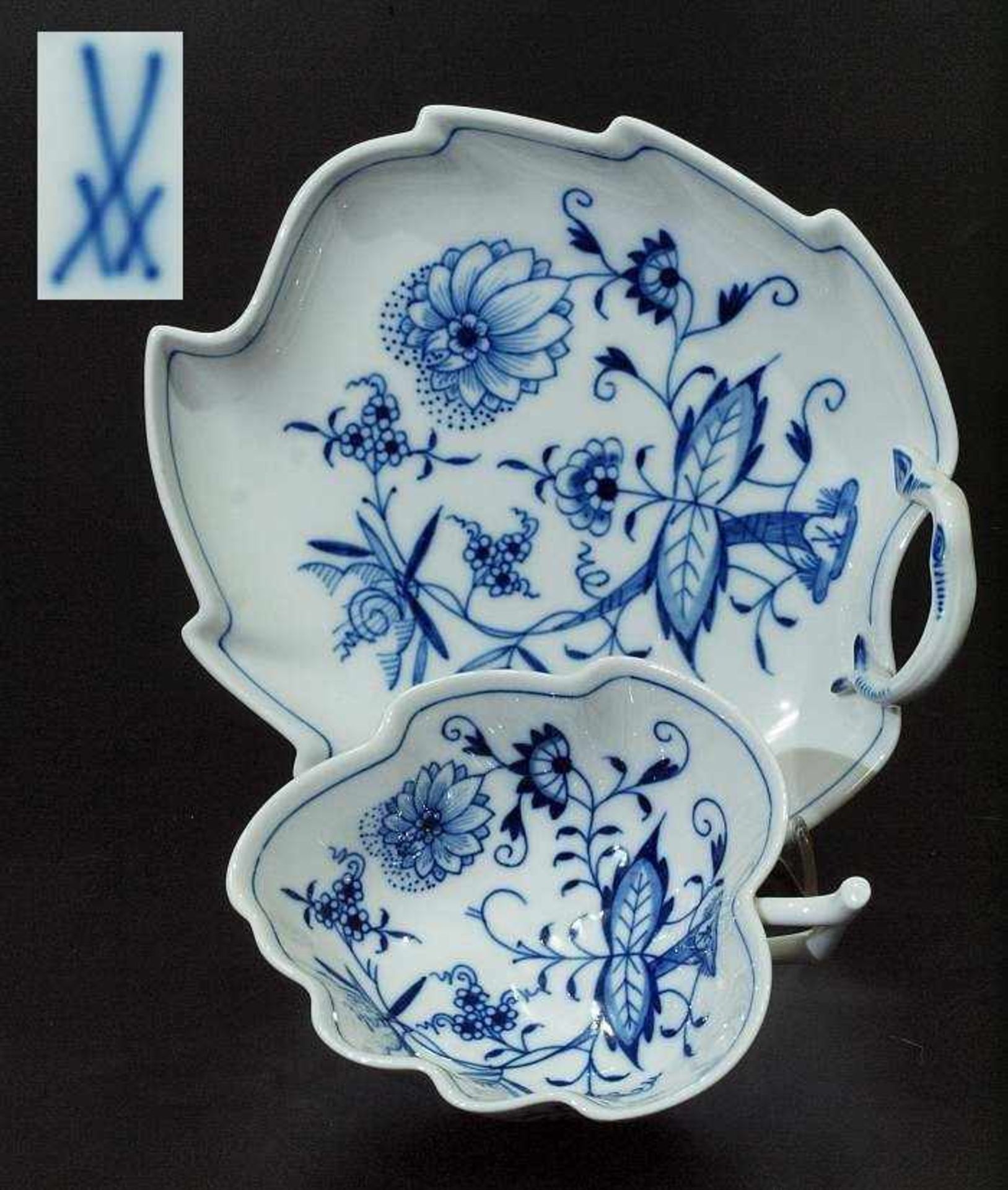 Zwei Blattschalen "Zwiebelmuster-Dekor". Zwei Blattschalen. MEISSEN 1. Wahl, nach 1954.