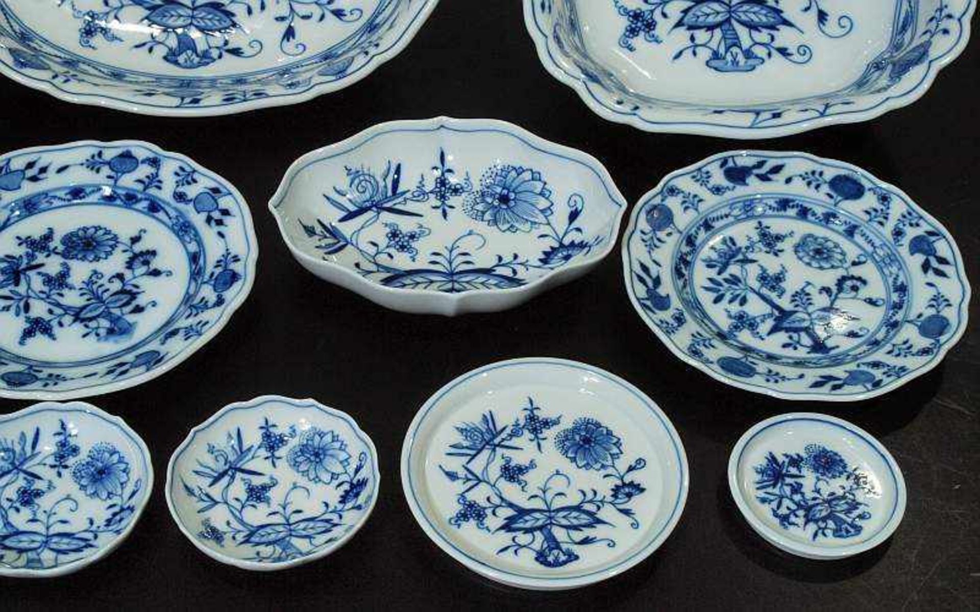 Konvolut MEISSEN "Zwiebelmuster-Dekor". Konvolut MEISSEN "Zwiebelmuster-Dekor", nach 1954. 9 Teile - Bild 4 aus 5