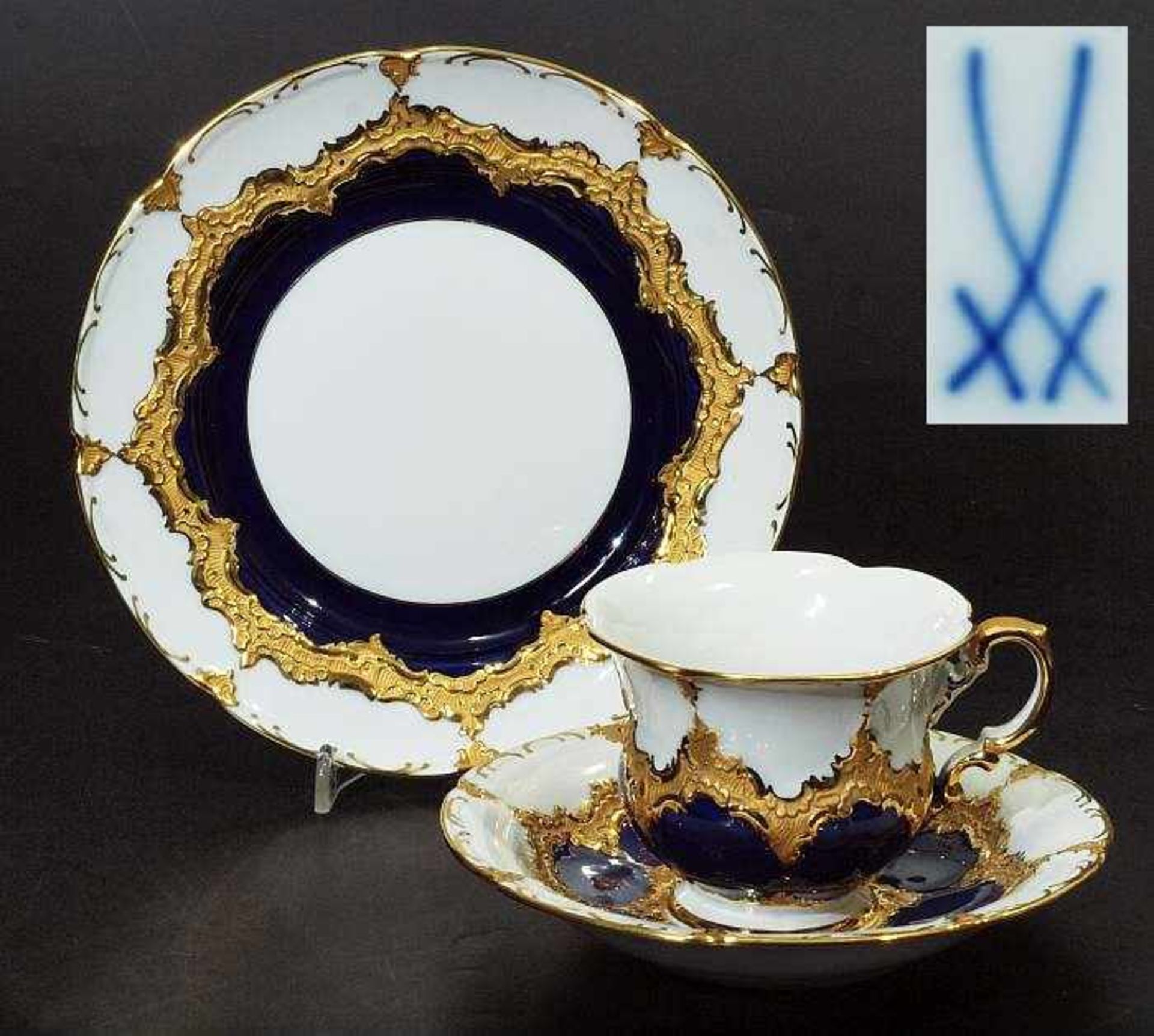 Prunkgedeck, MEISSEN. Prunkgedeck, 3-teilig. MEISSEN. Gefußte große Tasse und Untertasse nach