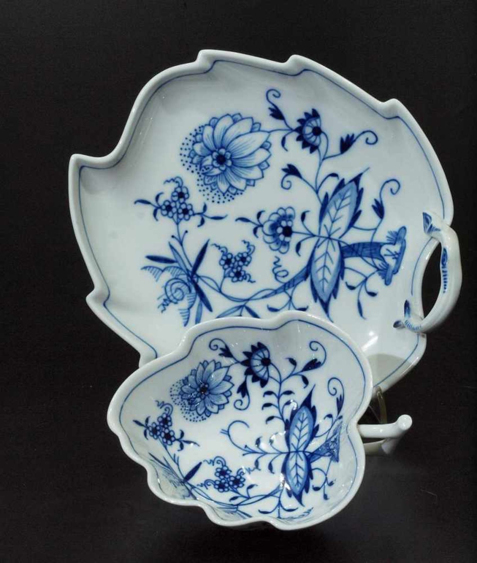 Zwei Blattschalen "Zwiebelmuster-Dekor". Zwei Blattschalen. MEISSEN 1. Wahl, nach 1954. - Bild 2 aus 4