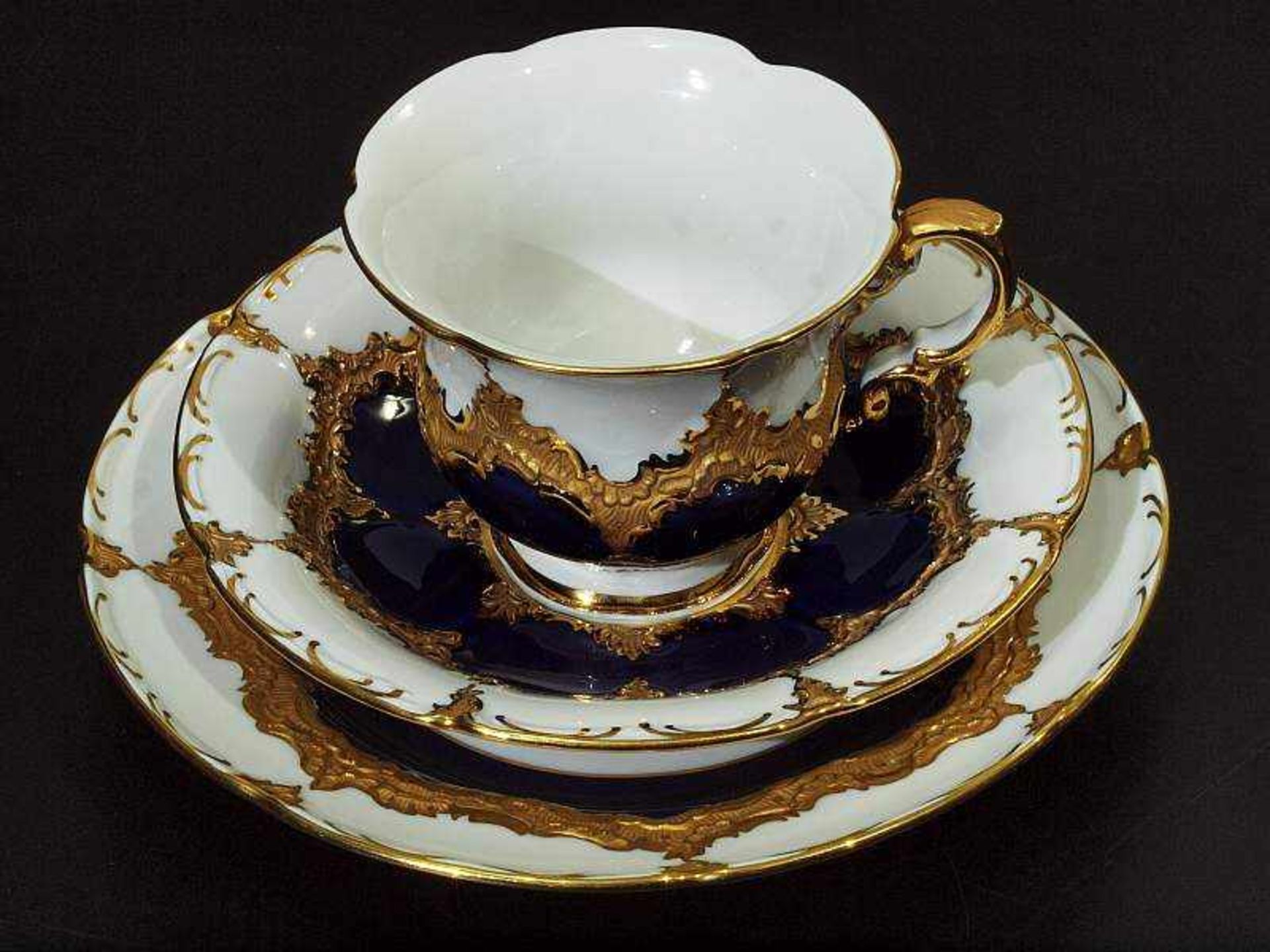 Prunkgedeck, MEISSEN. Prunkgedeck, 3-teilig. MEISSEN. Gefußte große Tasse und Untertasse nach - Bild 3 aus 5