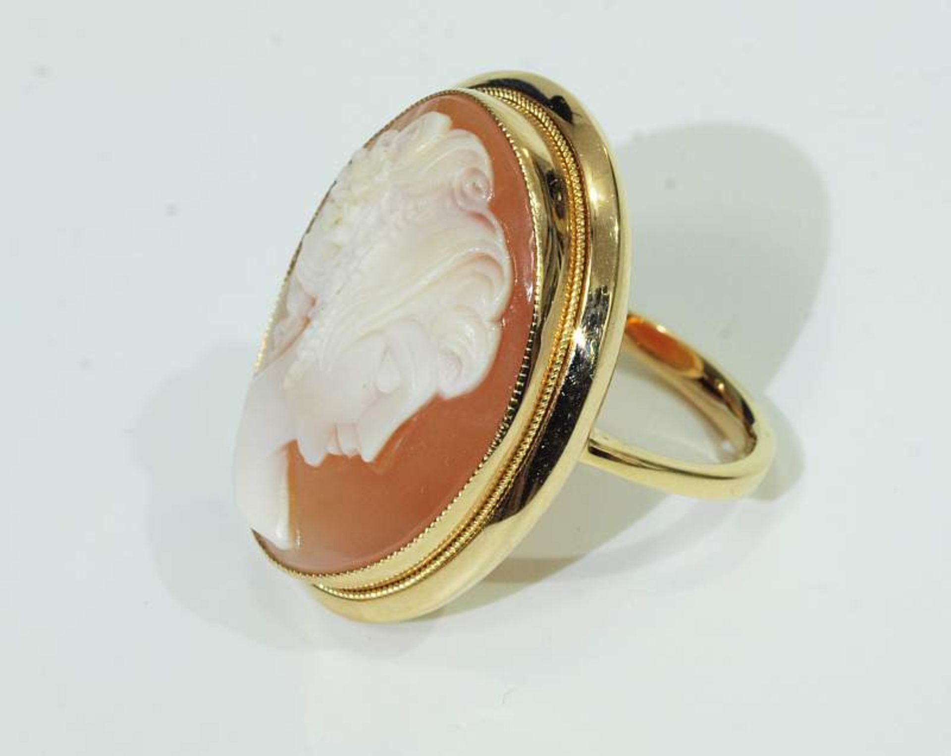 Ring mit Muschel-Kamee. Ring mit Muschel-Kamee. Fassung 750er Gelbgold. Geschnittene Muschel- - Bild 3 aus 5