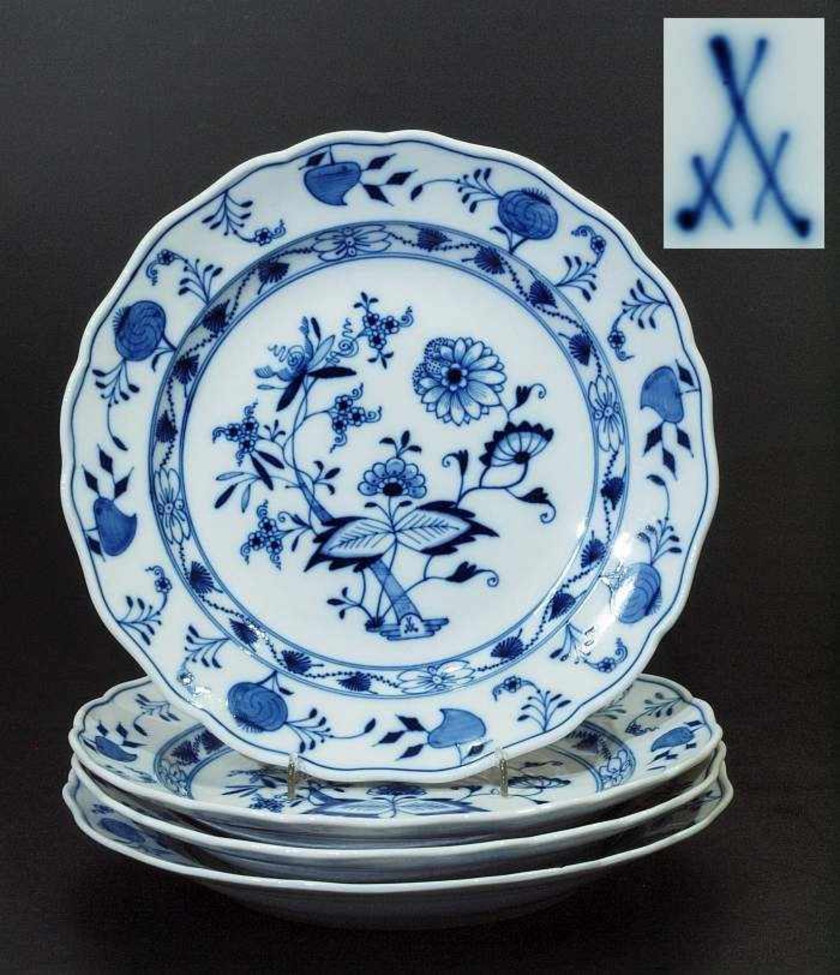 Speiseteller. "Zwiebelmuster-Dekor". Speiseteller, 4er Satz. MEISSEN um 1880, 1. Wahl. Kobaltblaue