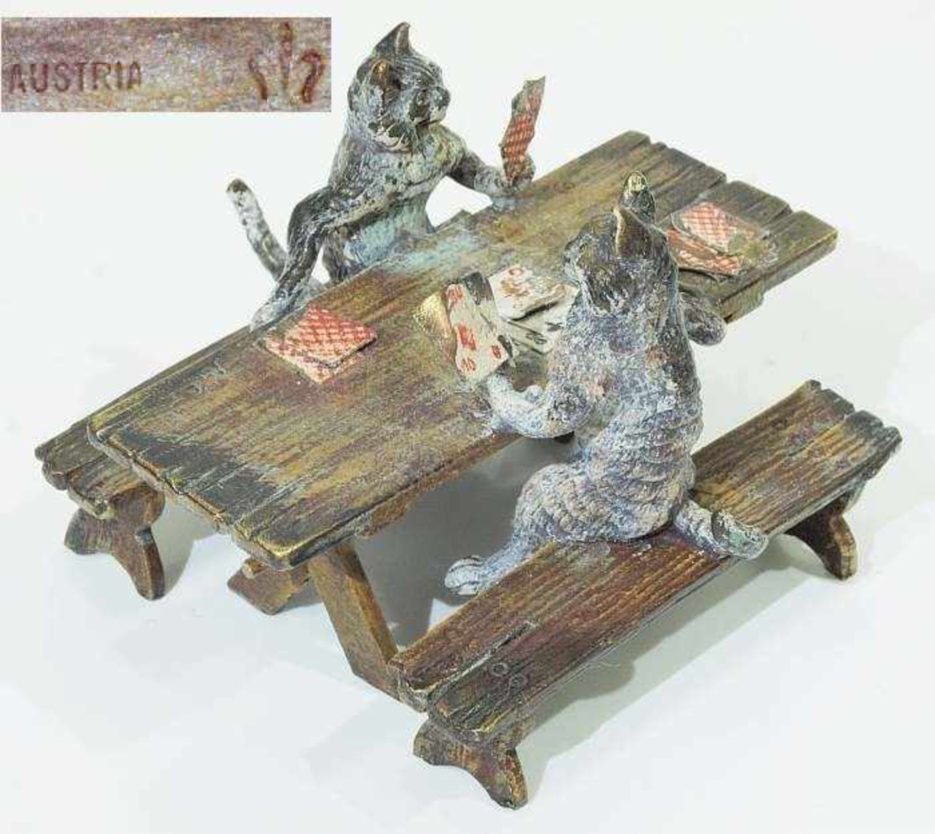 Wiener Bronze. Wiener Bronze. Tierfigurengruppe "zwei Katzen beim Kartenspiel", farbig staffiert.