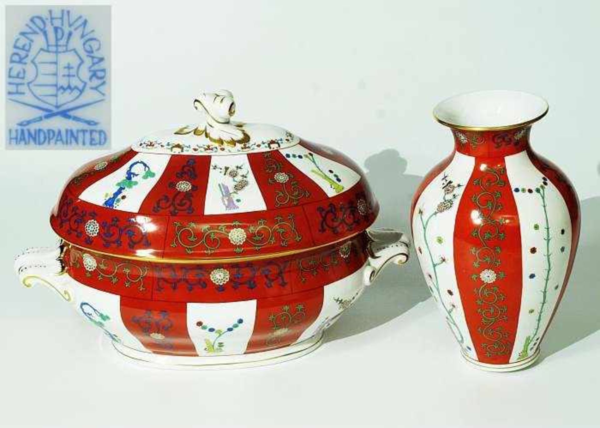 Deckelterrine. Vase. HEREND. Deckelterrine. Vase. HEREND/Ungarn. 20. Jahrhundert. Floraler