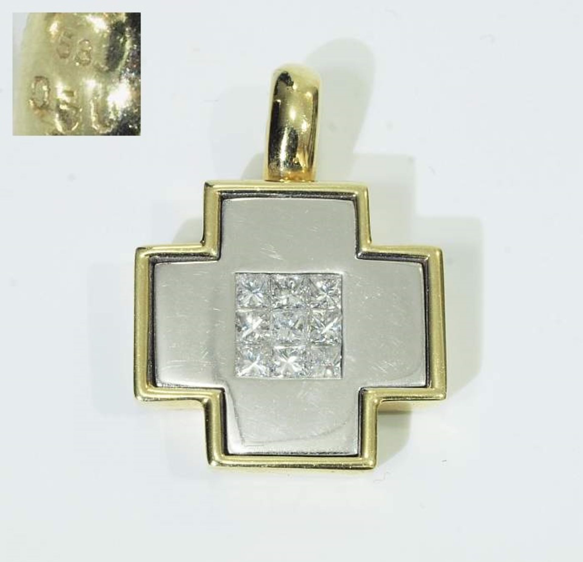 Anhänger. Anhänger. Weißgold/Gelbgold, moderne Kreuzform mit Diamant-Careé, 0,50 ct. in Öse graviert