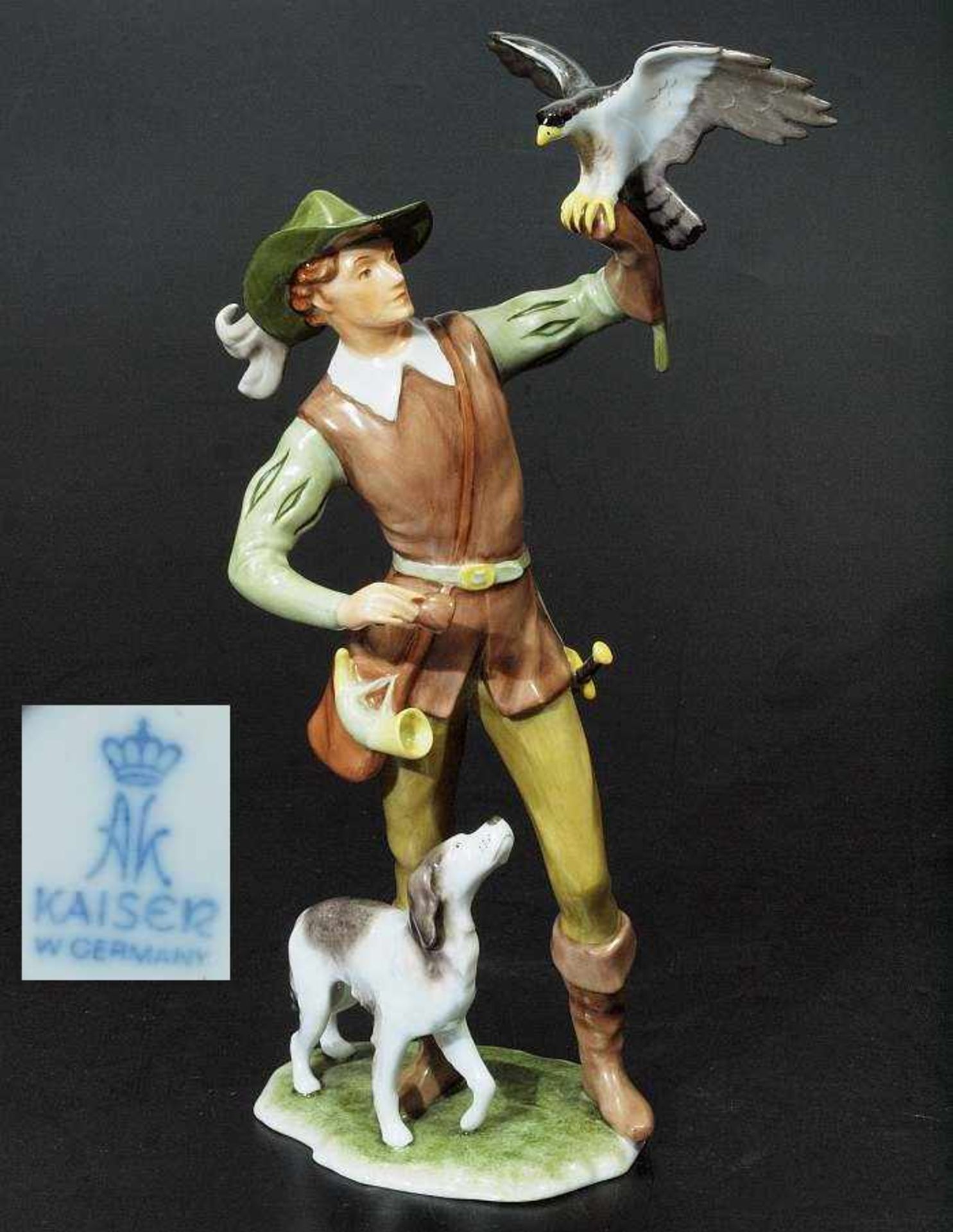 Falkner mit Jagdhund. Falkner mit Jagdhund. KAISER Porzellan, 20. Jahrhundert. Farbig staffiert,