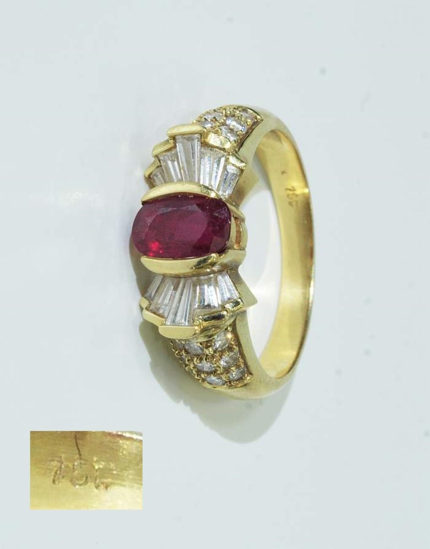 Rubin-Brillant-Ring. Rubin-Brillant-Ring. 750er Gelbgold, Eleganter Ring, zentral gefaßter ovaler