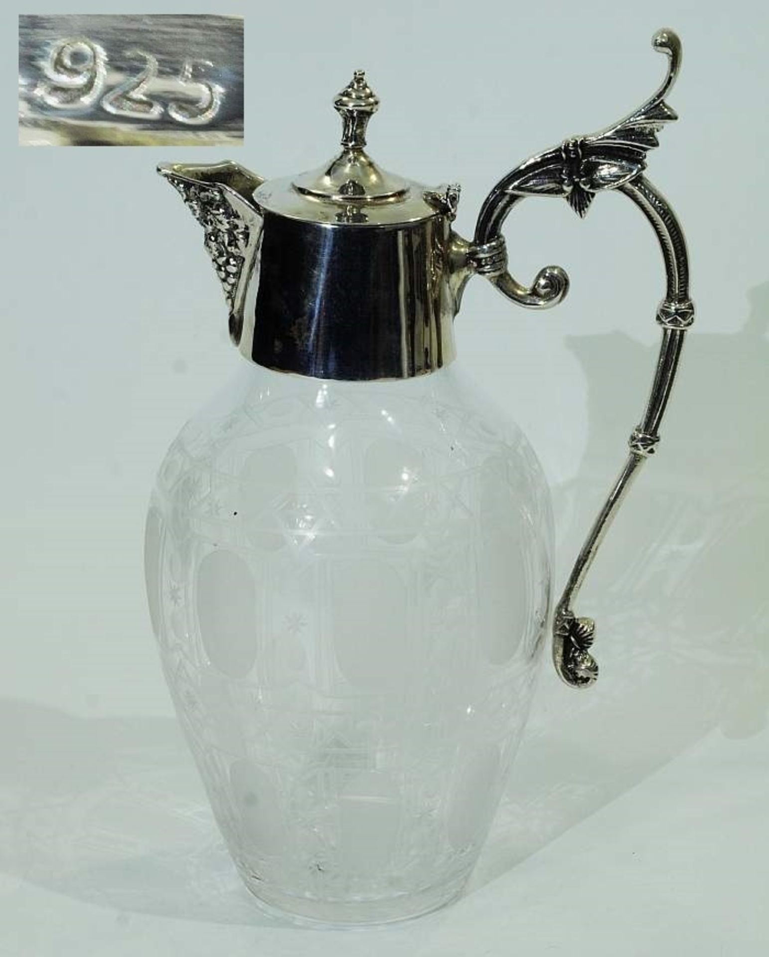 Weindecanter Weindecanter. 20. Jahrhundert. Ovoider Form aus farblosem mundgeblasenem Glas,