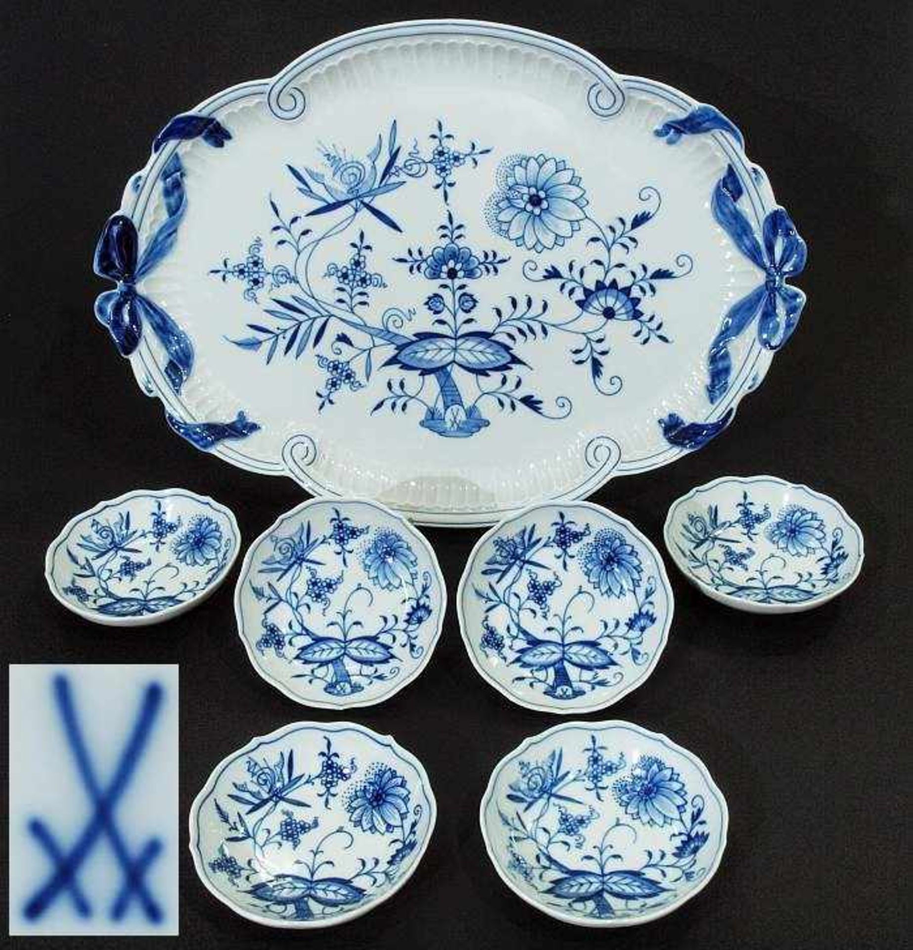 Schleifentablett. Unterschalen. 1) Schleifentablett. MEISSEN 1972 - 1980. Kobaltblaue