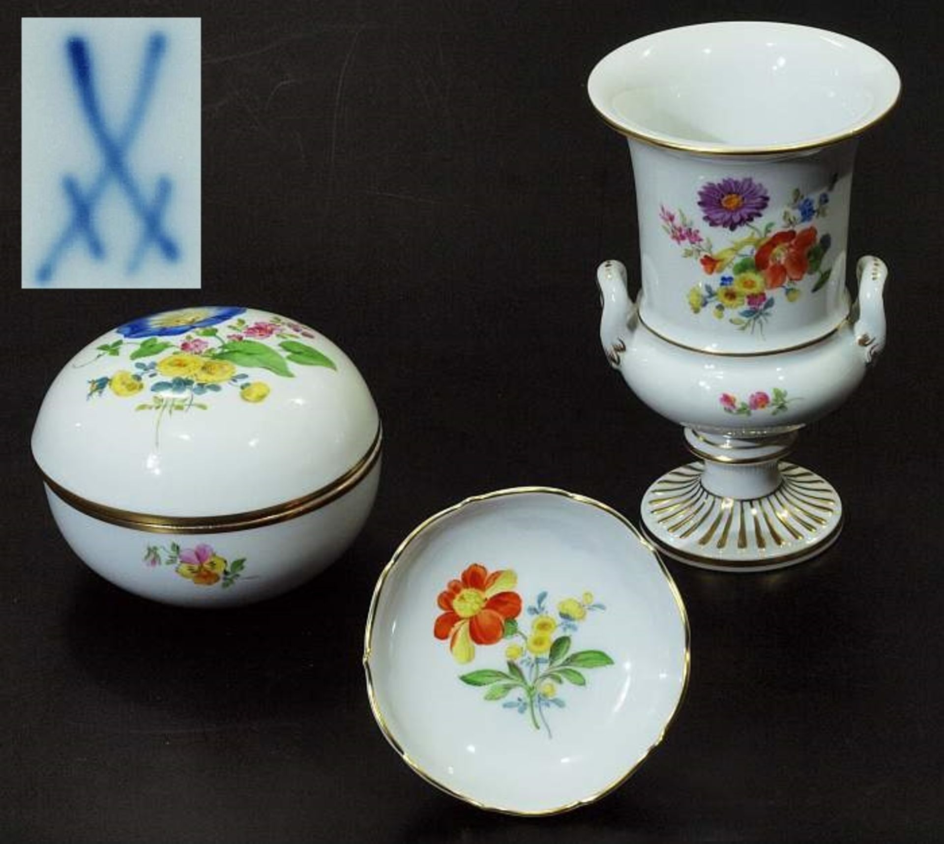 Drei Teile Konvolut. Drei Teile Konvolut. MEISSEN nach 1934, 1.Wahl. Farbige Blumenbemalung mit