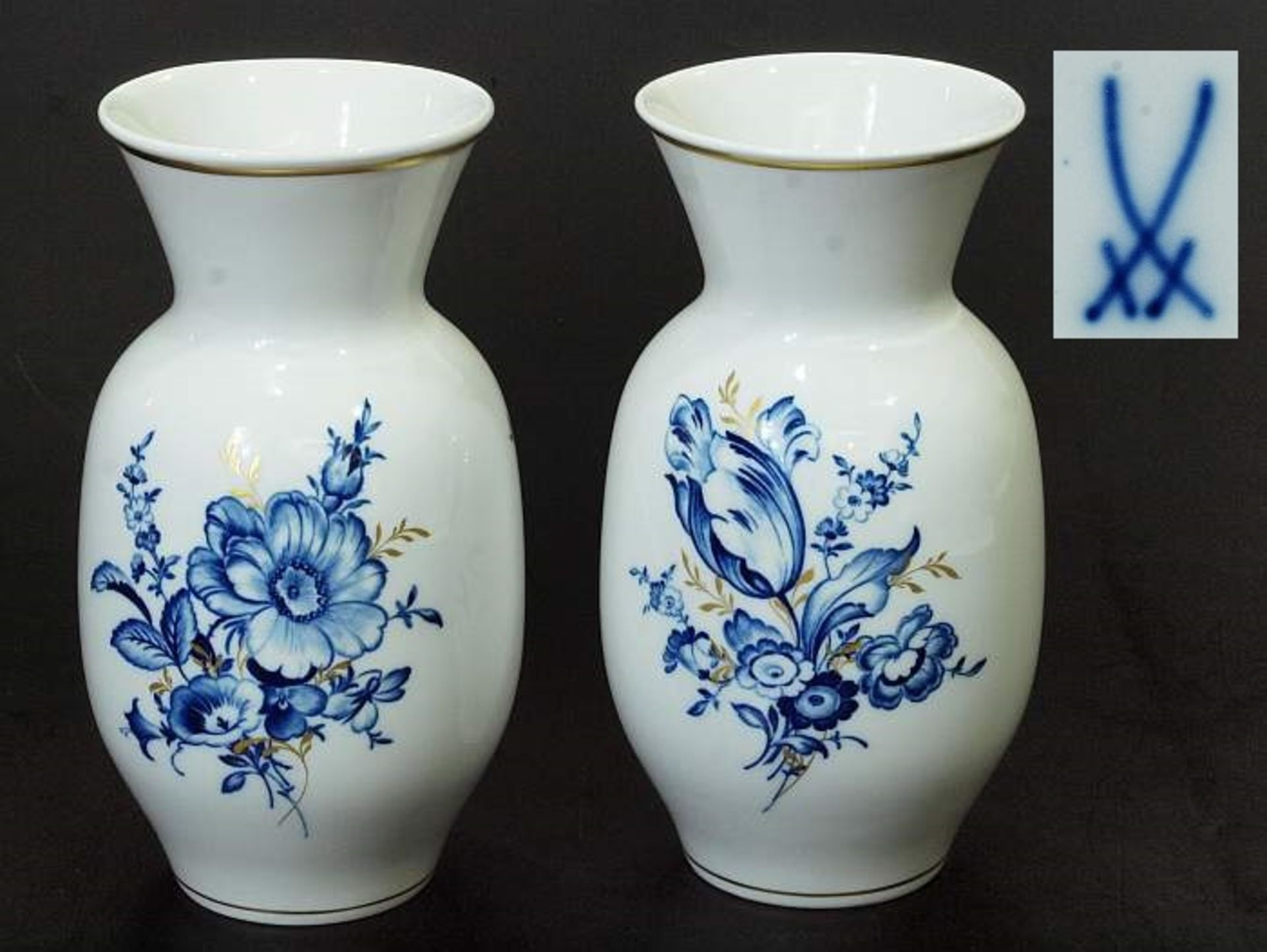 Paar Vasen. MEISSEN. Paar Vasen. MEISSEN 1980, 1. Wahl. Blaue Blume in Aquatinta mit Goldgräsern,