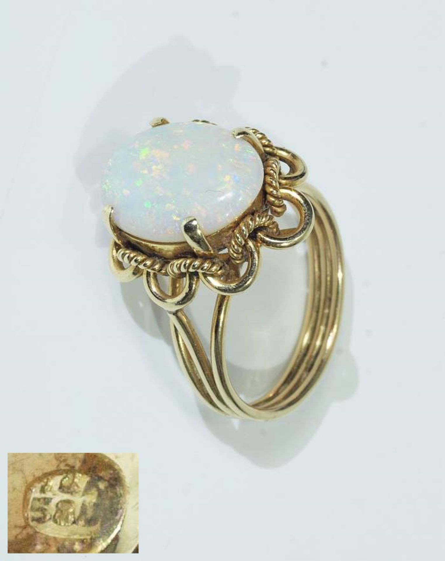Ring mit weißem Opal. Ring mit weißem Opal, bombiert. 585er Gelbgold, dreibahnige Ringschiene,