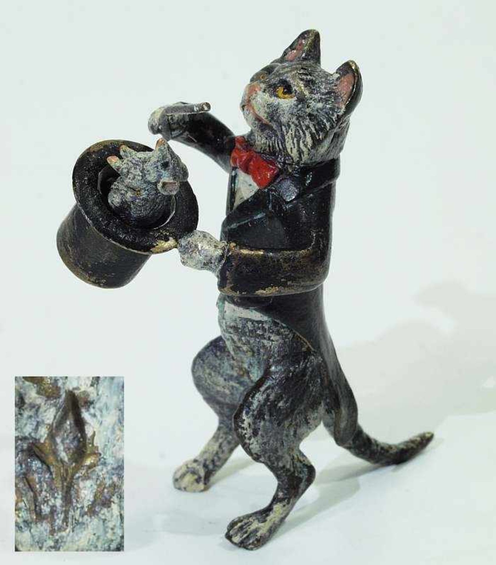 Wiener Bronze. Wiener Bronze. Tierfigur "Zauberer". Katze zaubert eine kleine Maus aus Chapeau