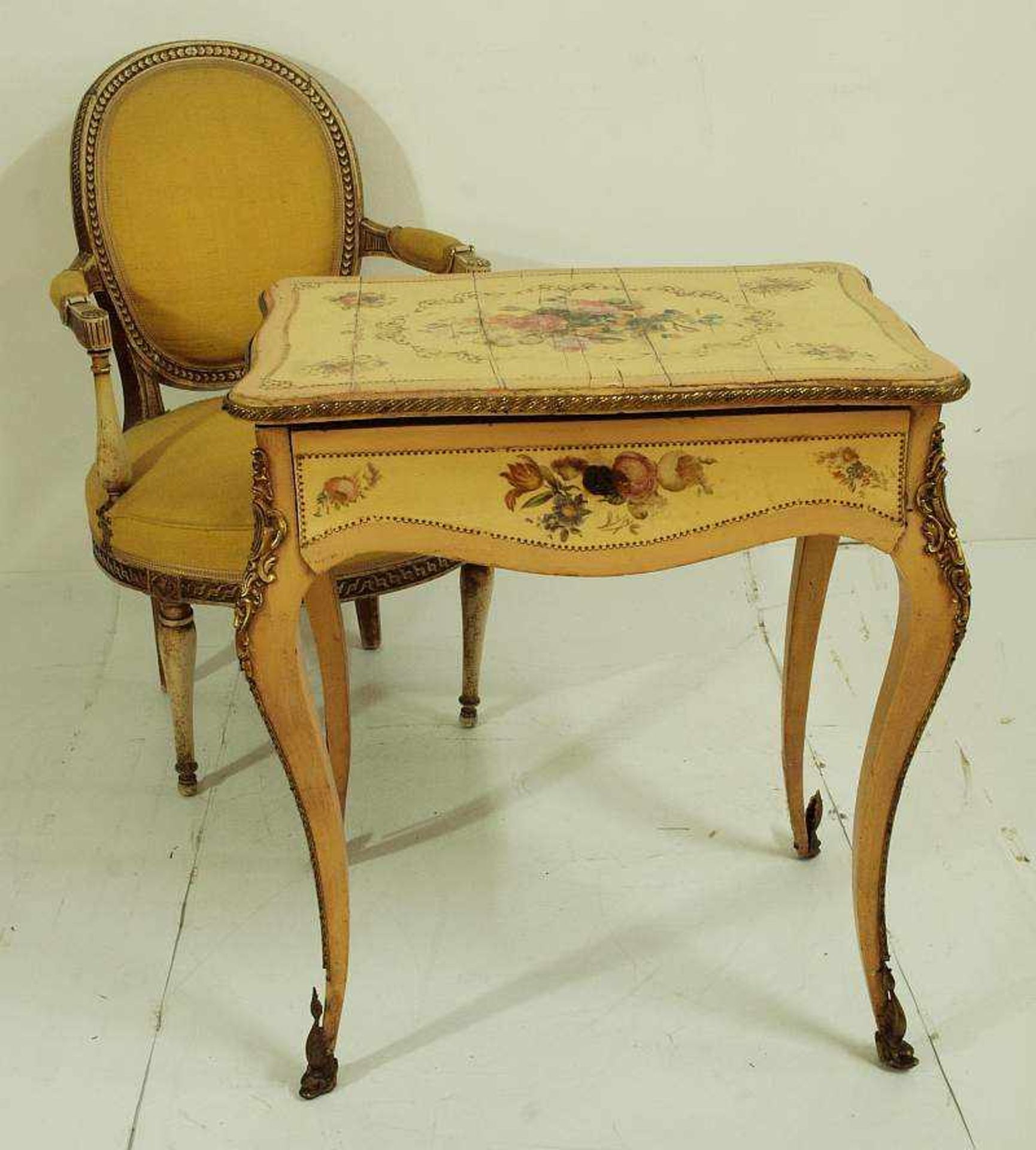 Schminktisch mit Armlehnstuhl. Schminktisch mit Armlehnstuhl. 1) Schreibtisch, 19 Jahrhundert. Buche - Bild 3 aus 7