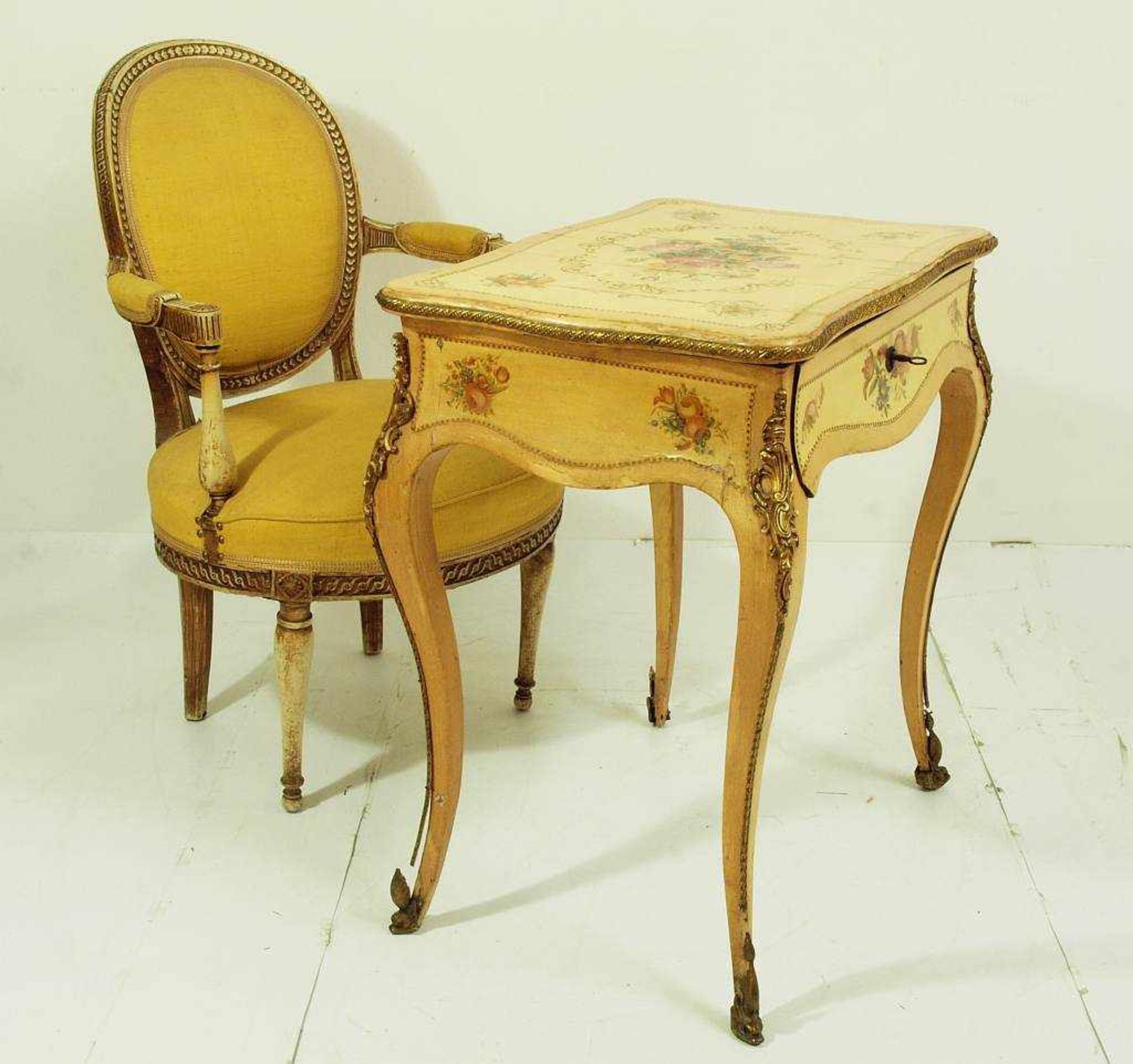 Schminktisch mit Armlehnstuhl. Schminktisch mit Armlehnstuhl. 1) Schreibtisch, 19 Jahrhundert. Buche - Bild 2 aus 7
