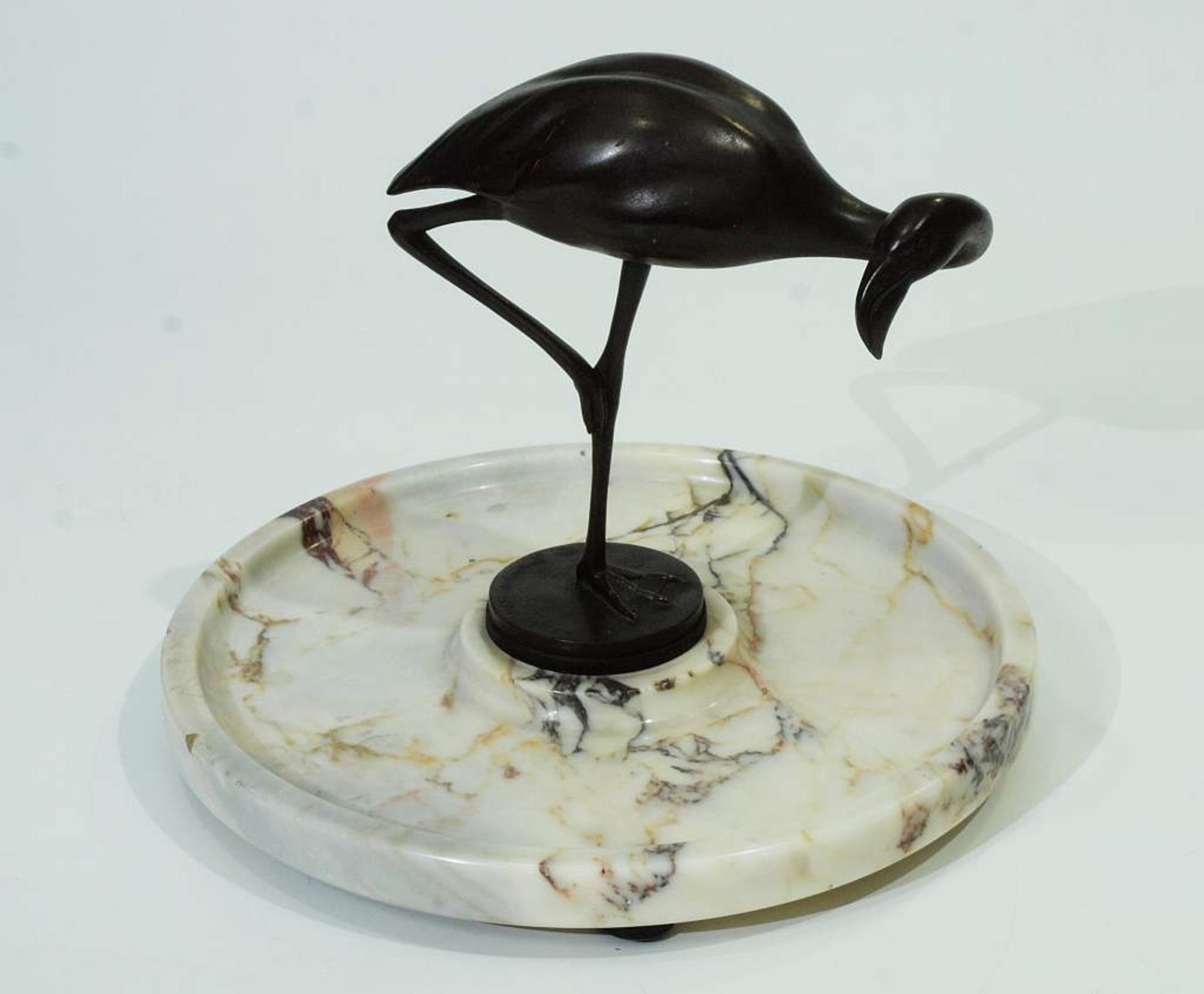Stehender Flamingo auf runder Marmorstein-Schale. Stehender Flamingo auf runder Marmorstein- - Bild 2 aus 5