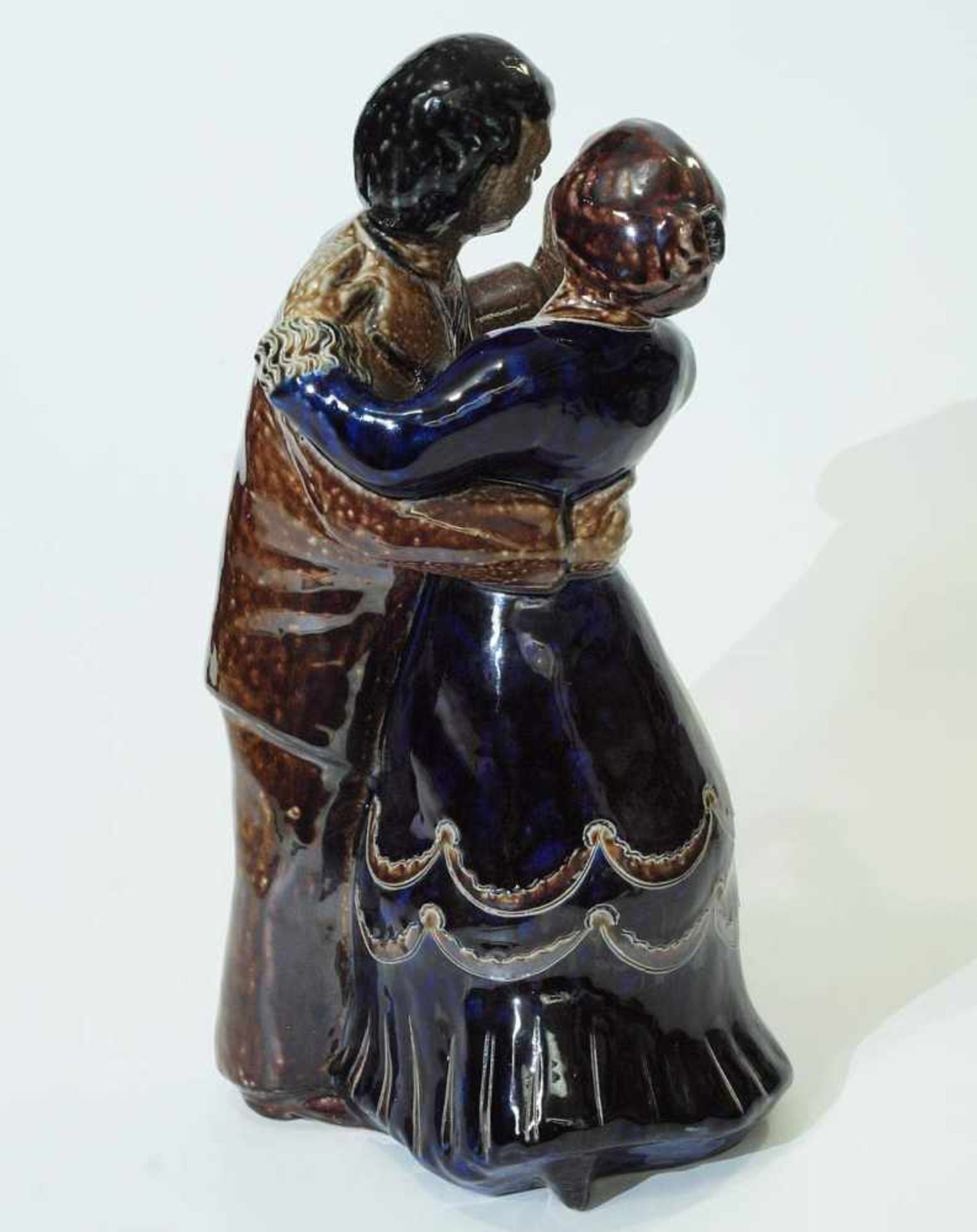 Tanzendes Paar. Tanzendes Paar. Westerwälder Keramik. 20. Jahrhundert. Handmodelliert. Salzglasur in - Bild 3 aus 6