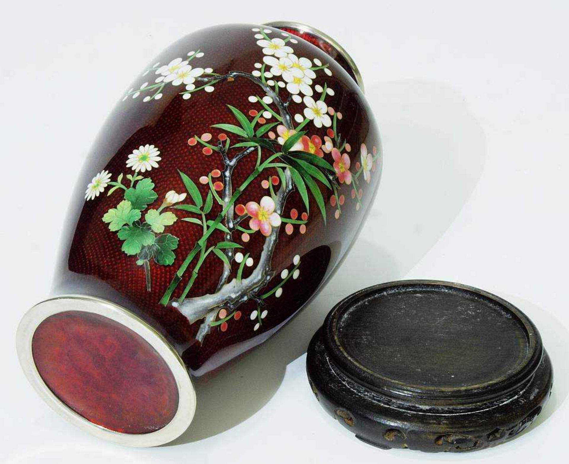 Japanische Vase in Cloisonné-Technik. Japanische Vase in Cloisonné-Technik, weinroter - Image 4 of 4
