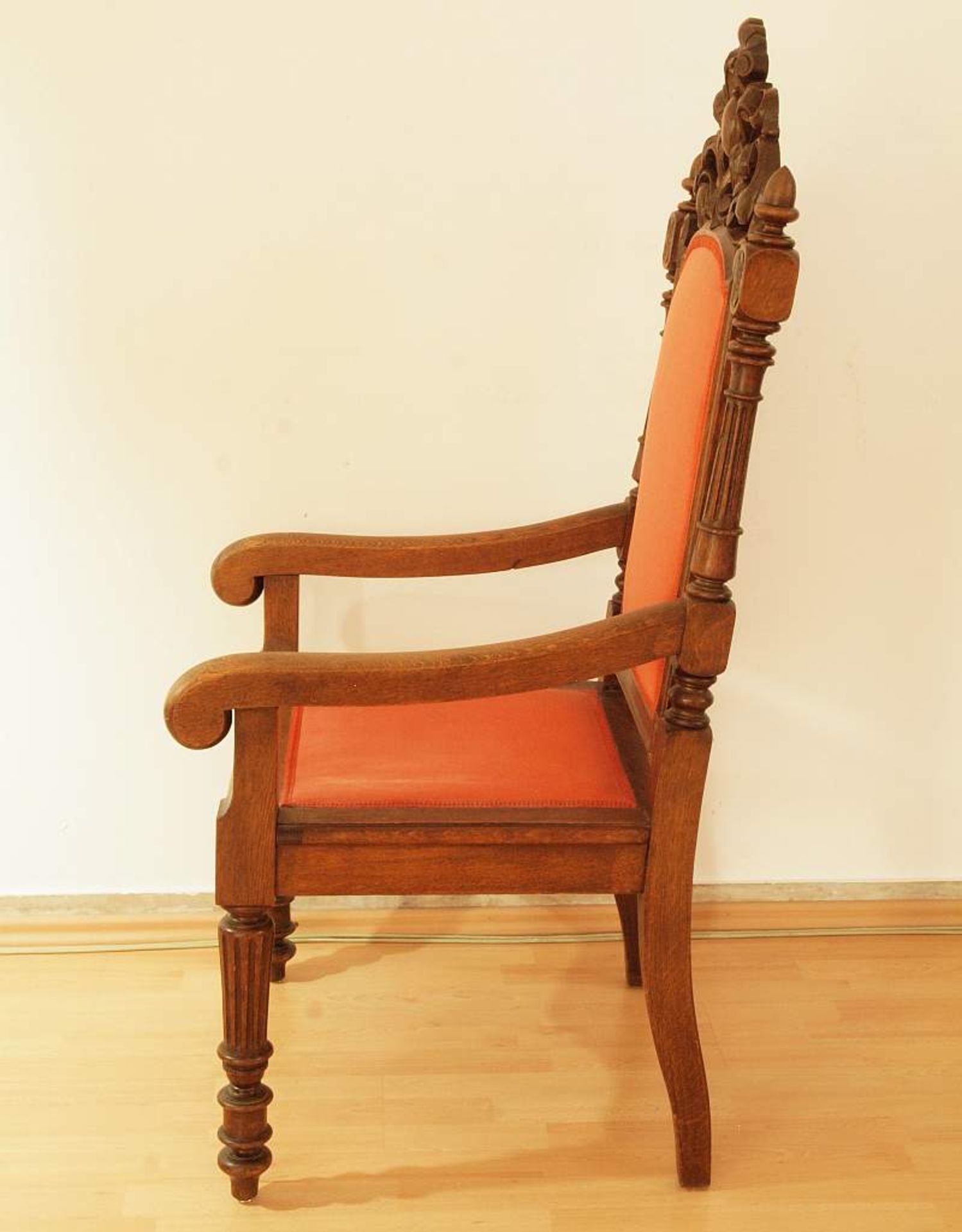 Stuhl mit Armlehne im Stil des Historismus. Stuhl mit Armlehne im Stil des Historismus. Holz, - Bild 3 aus 5