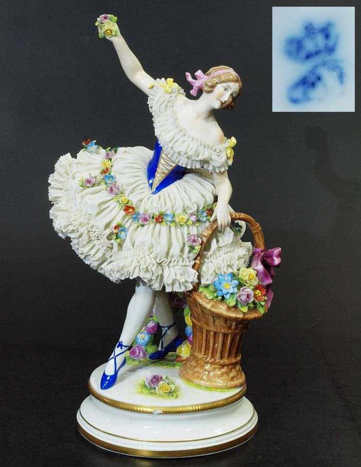 Balletttänzerin im blütengeschmückten Tüllspitzenkleid. Balletttänzerin im blütengeschmückten