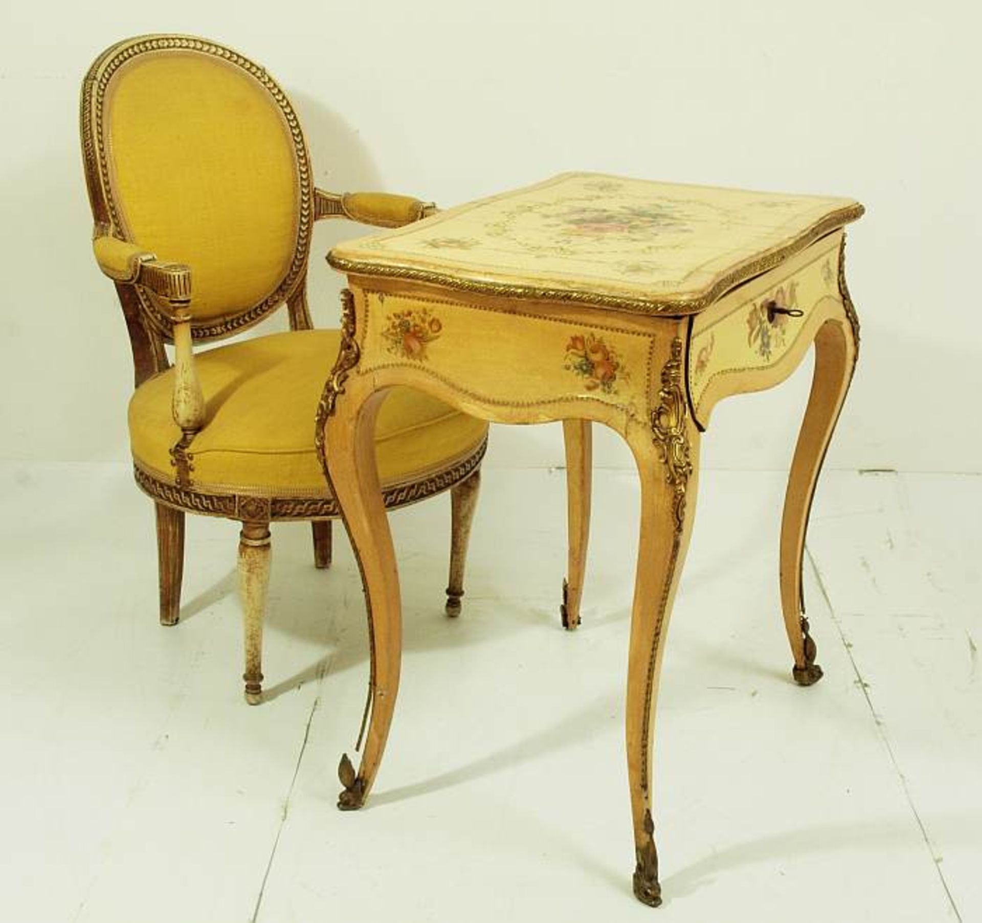 Schminktisch mit Armlehnstuhl. Schminktisch mit Armlehnstuhl. 1) Schreibtisch, 19 Jahrhundert. Buche