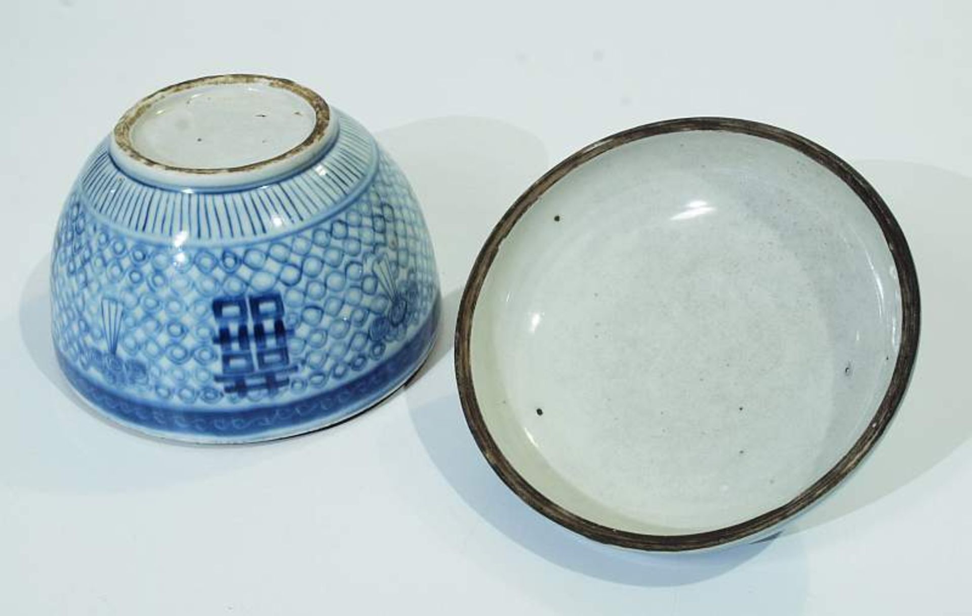 Reistopf mit Deckel. Reistopf mit Deckel. 19. Jahrhundert. Blau-weiß Dekor, Wandung mit chinesischen - Image 4 of 4